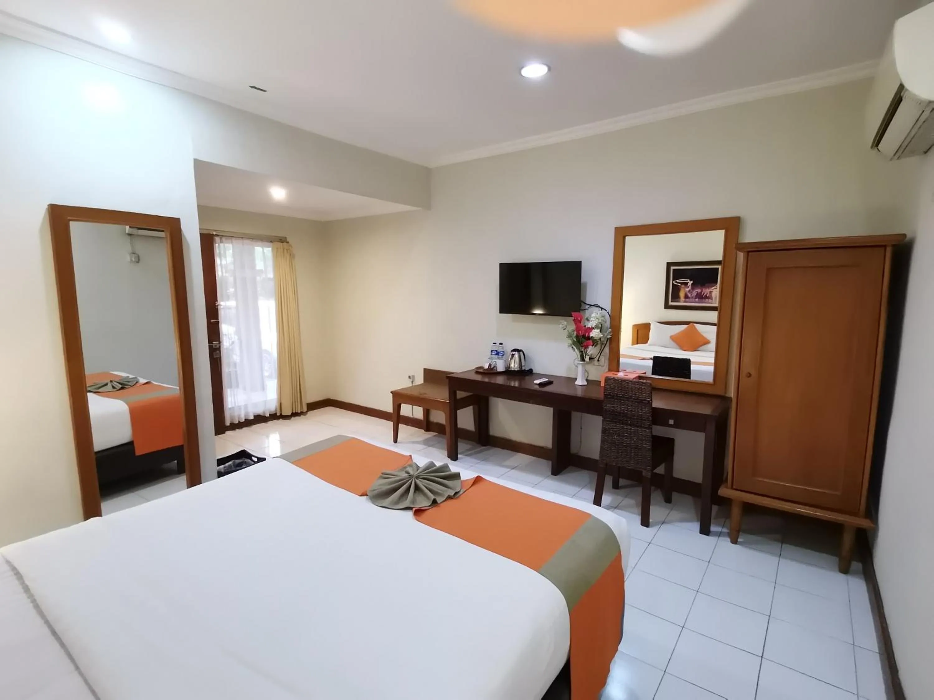 Photo of the whole room, Bed in Hotel Catur Putra