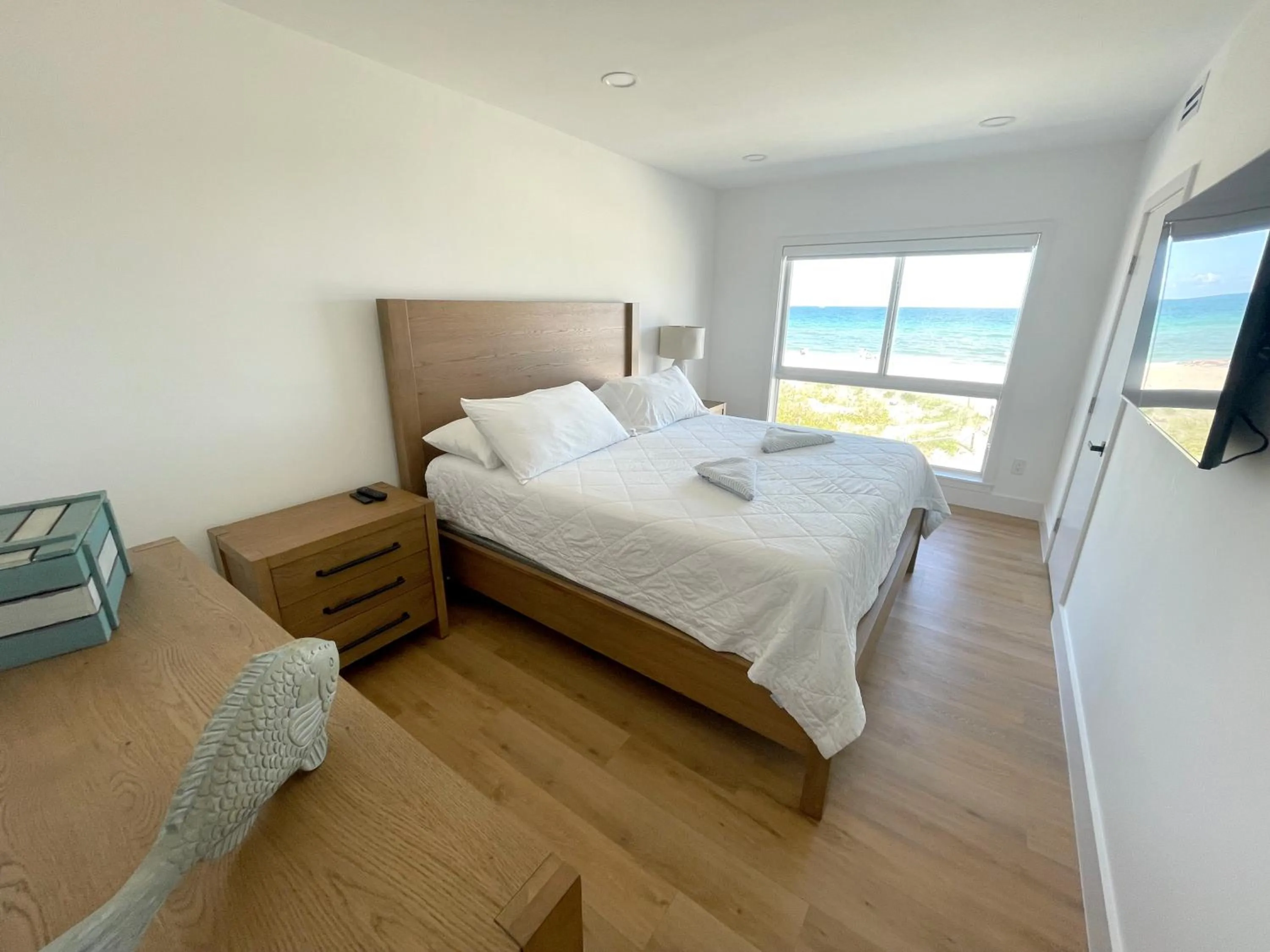 Bedroom, Bed in Shore View Hotel