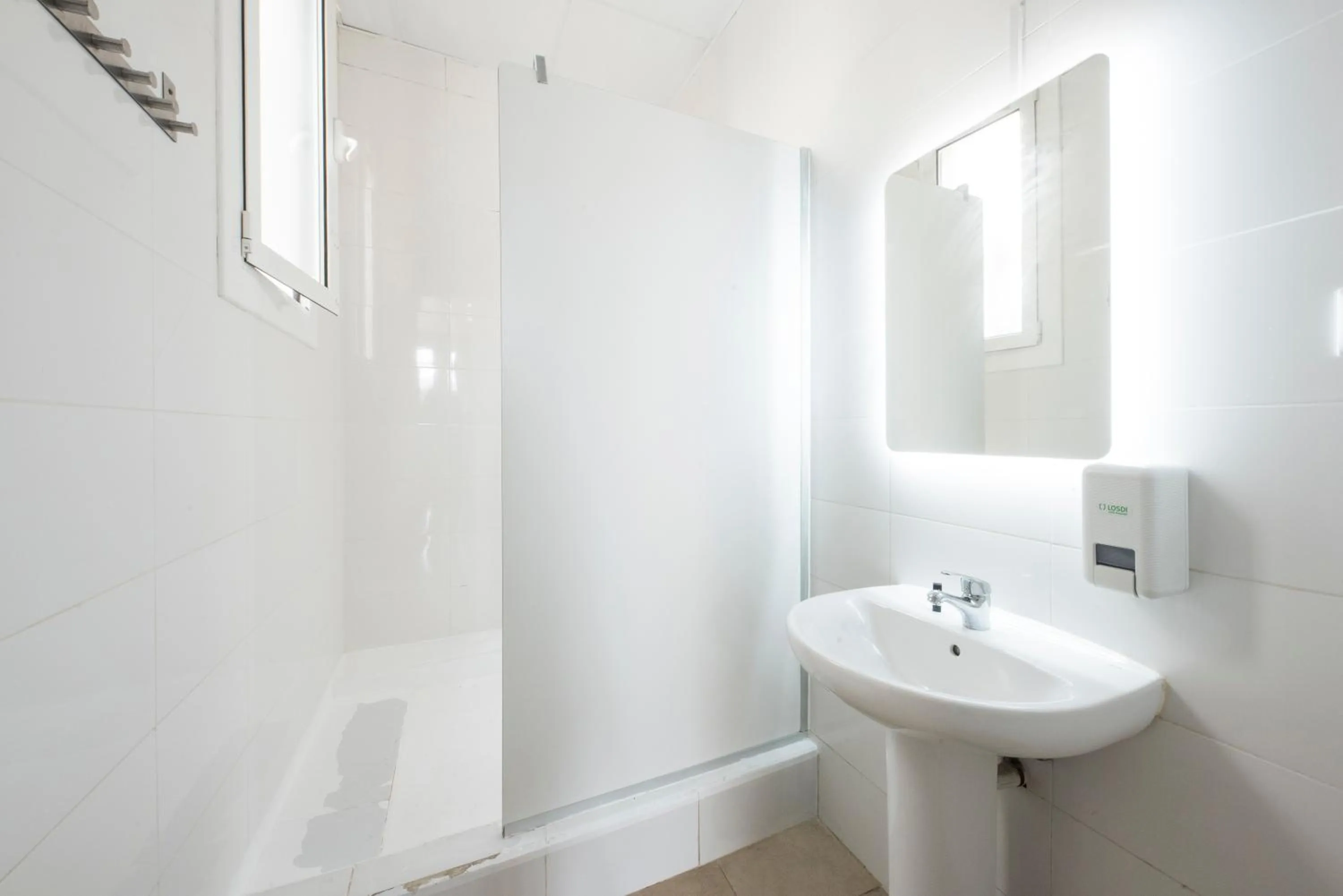 Shower in No Limit Hostel Graffiti