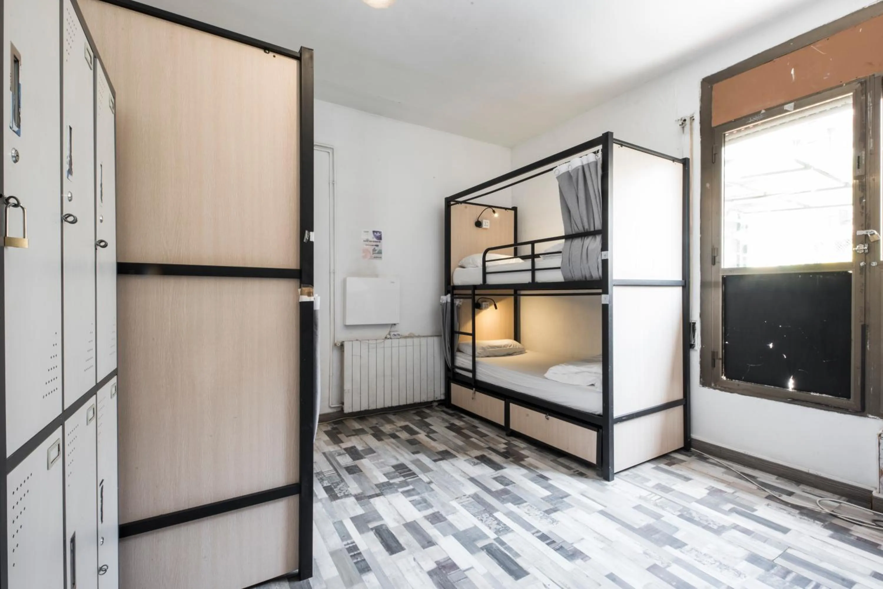 Photo of the whole room, Bed in No Limit Hostel Graffiti