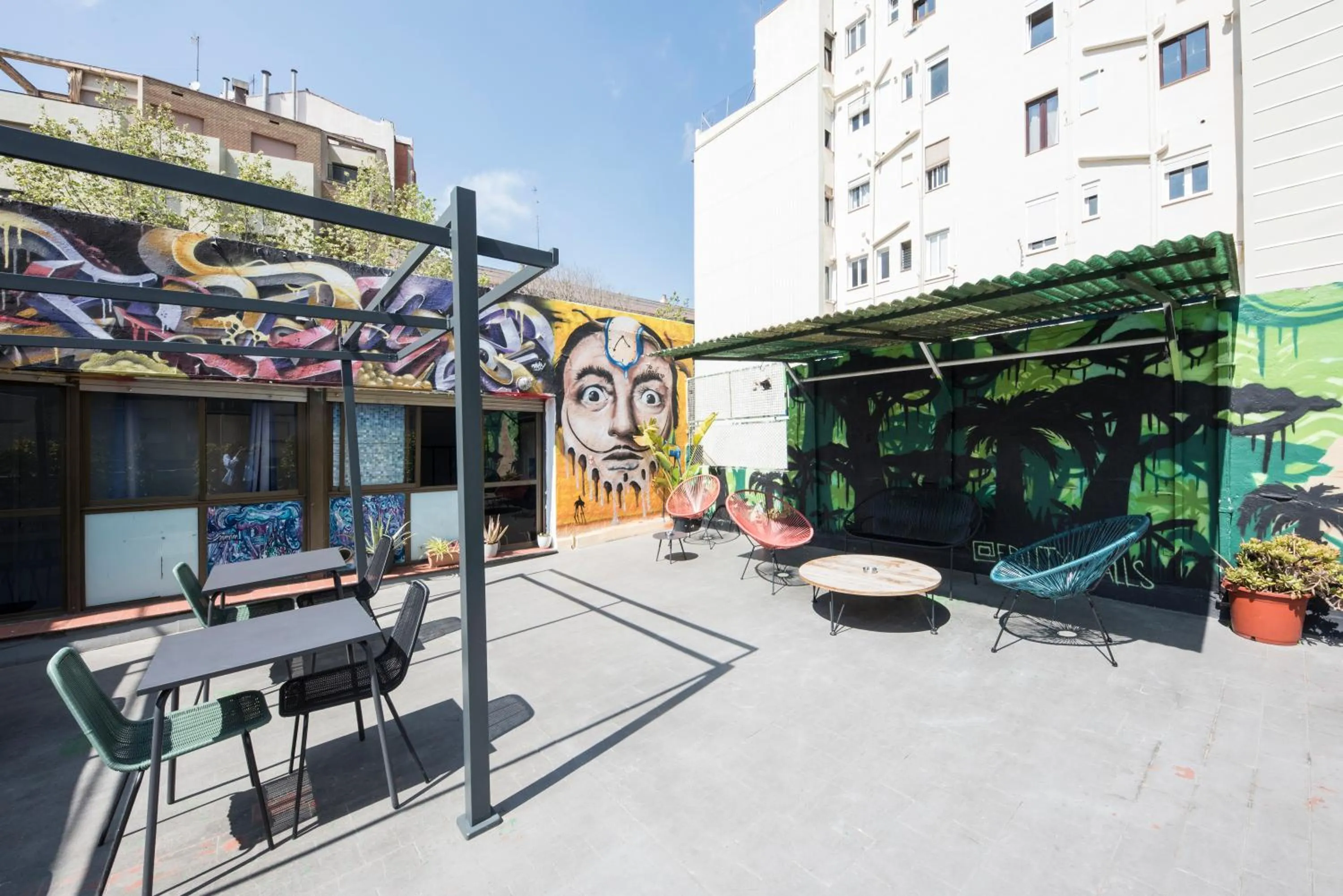 Patio in No Limit Hostel Graffiti