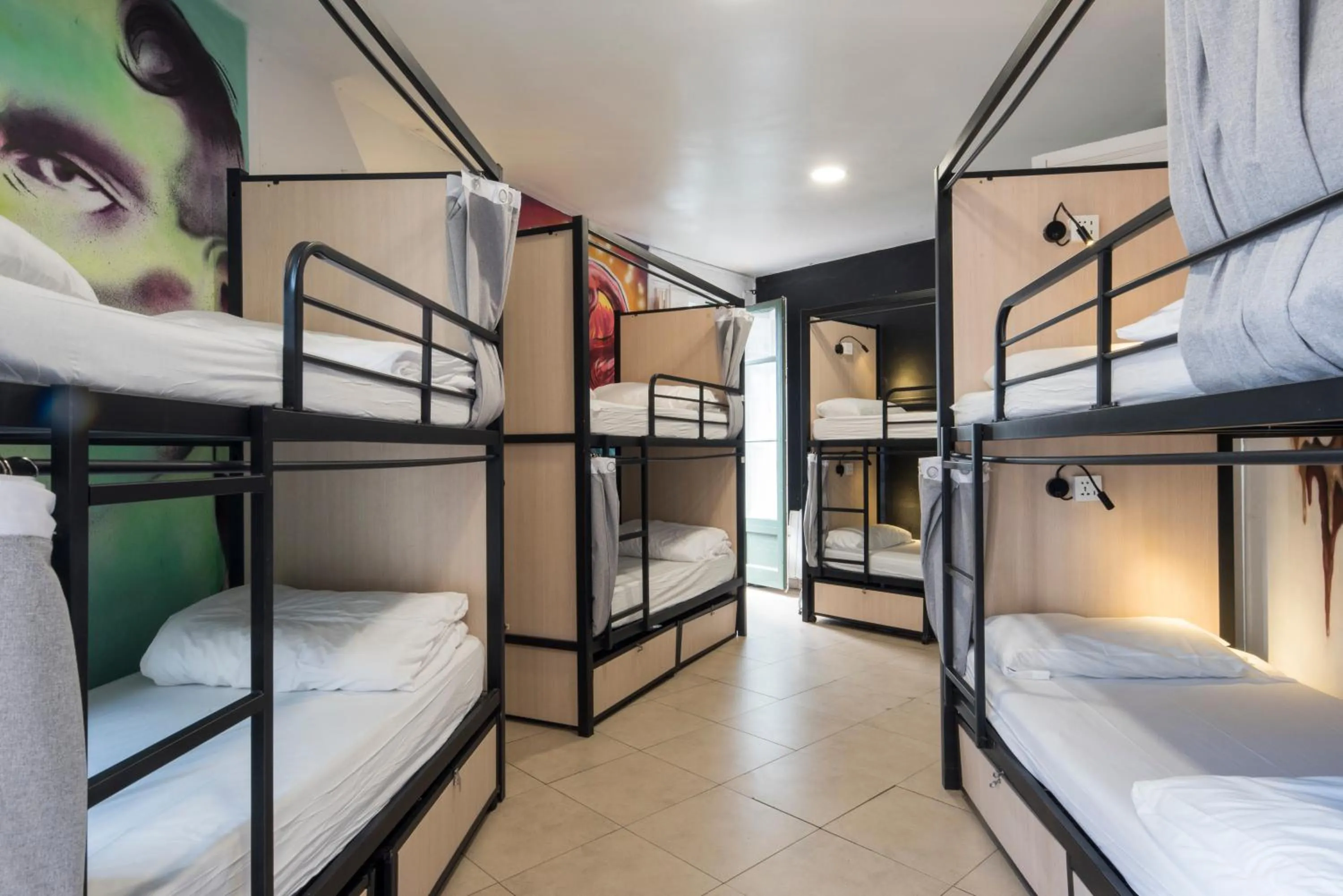 Bedroom, Bed in No Limit Hostel Graffiti