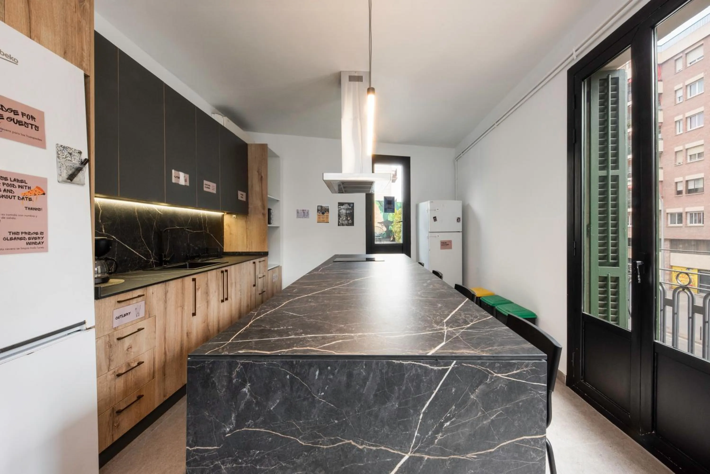 Kitchen or kitchenette in No Limit Hostel Graffiti