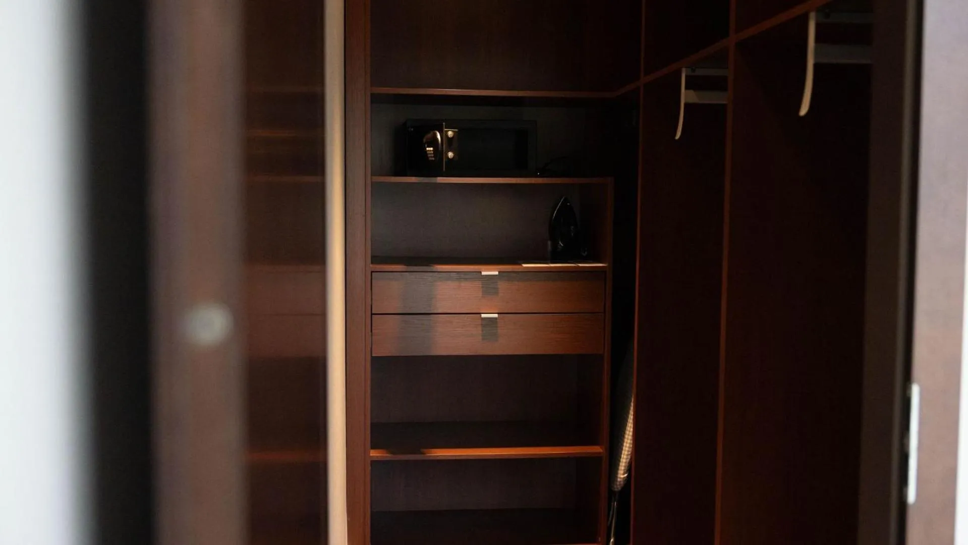 wardrobe in Hotel Czarny Potok Resort SPA & Conference