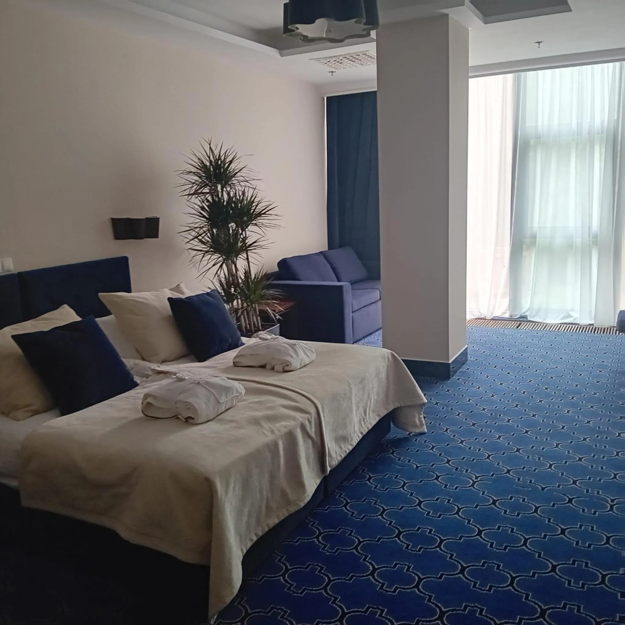 Seating area, Bed in Hotel Czarny Potok Resort SPA & Conference