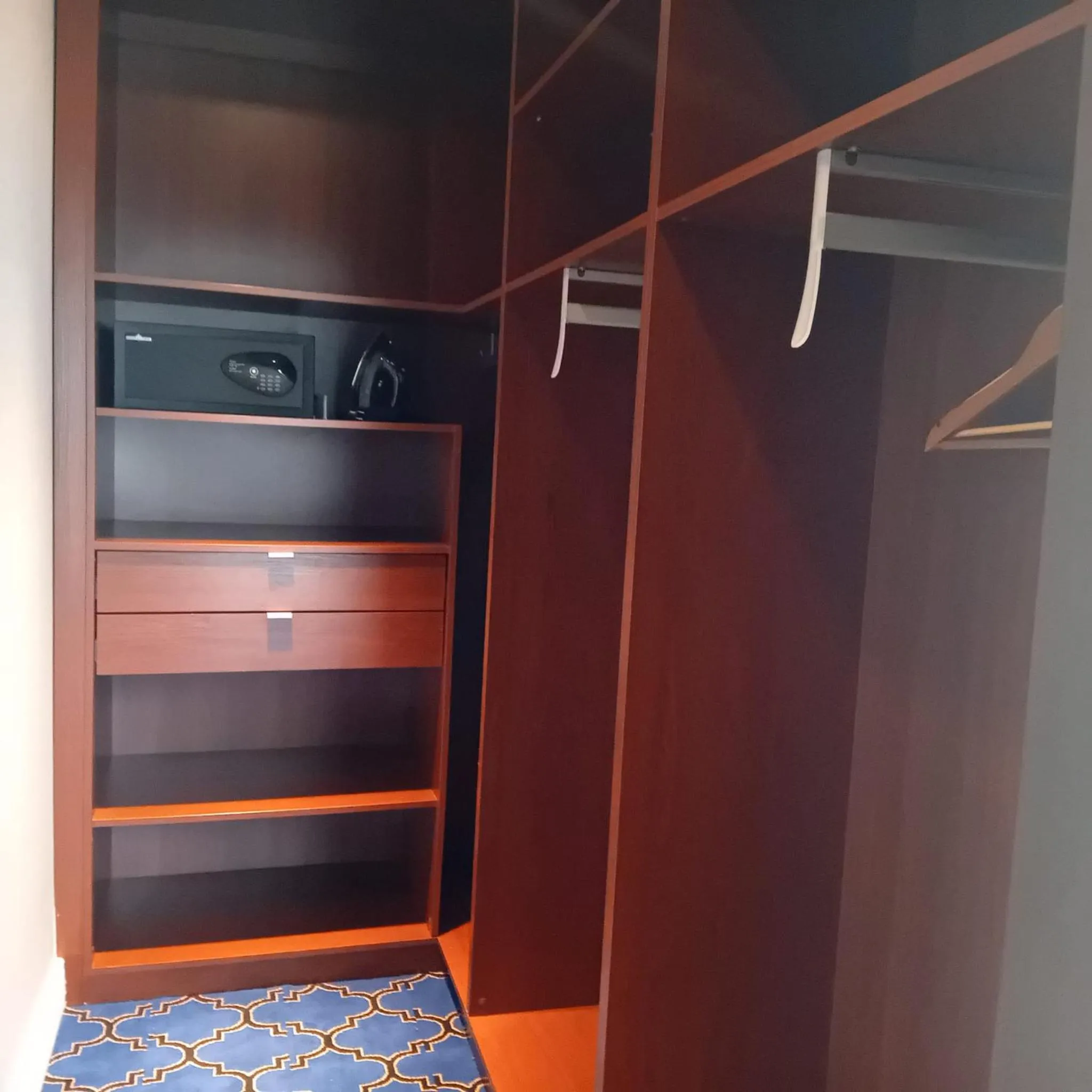 wardrobe in Hotel Czarny Potok Resort SPA & Conference