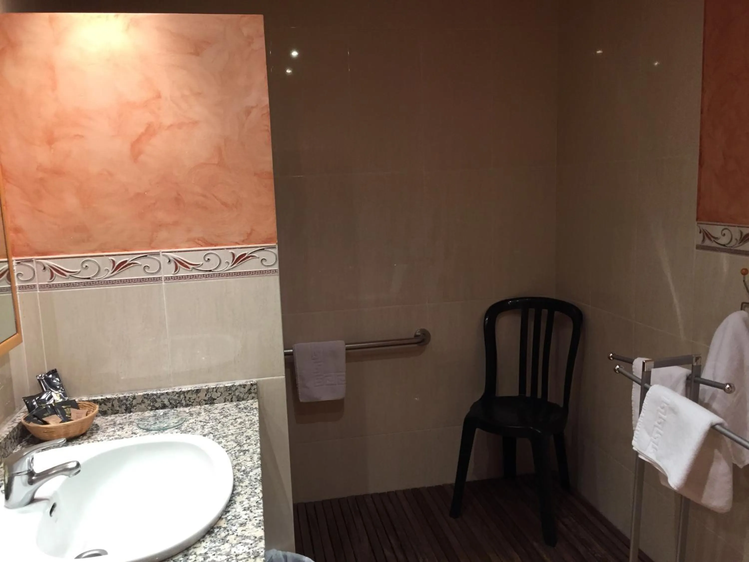 Bathroom in Hotel Castellote