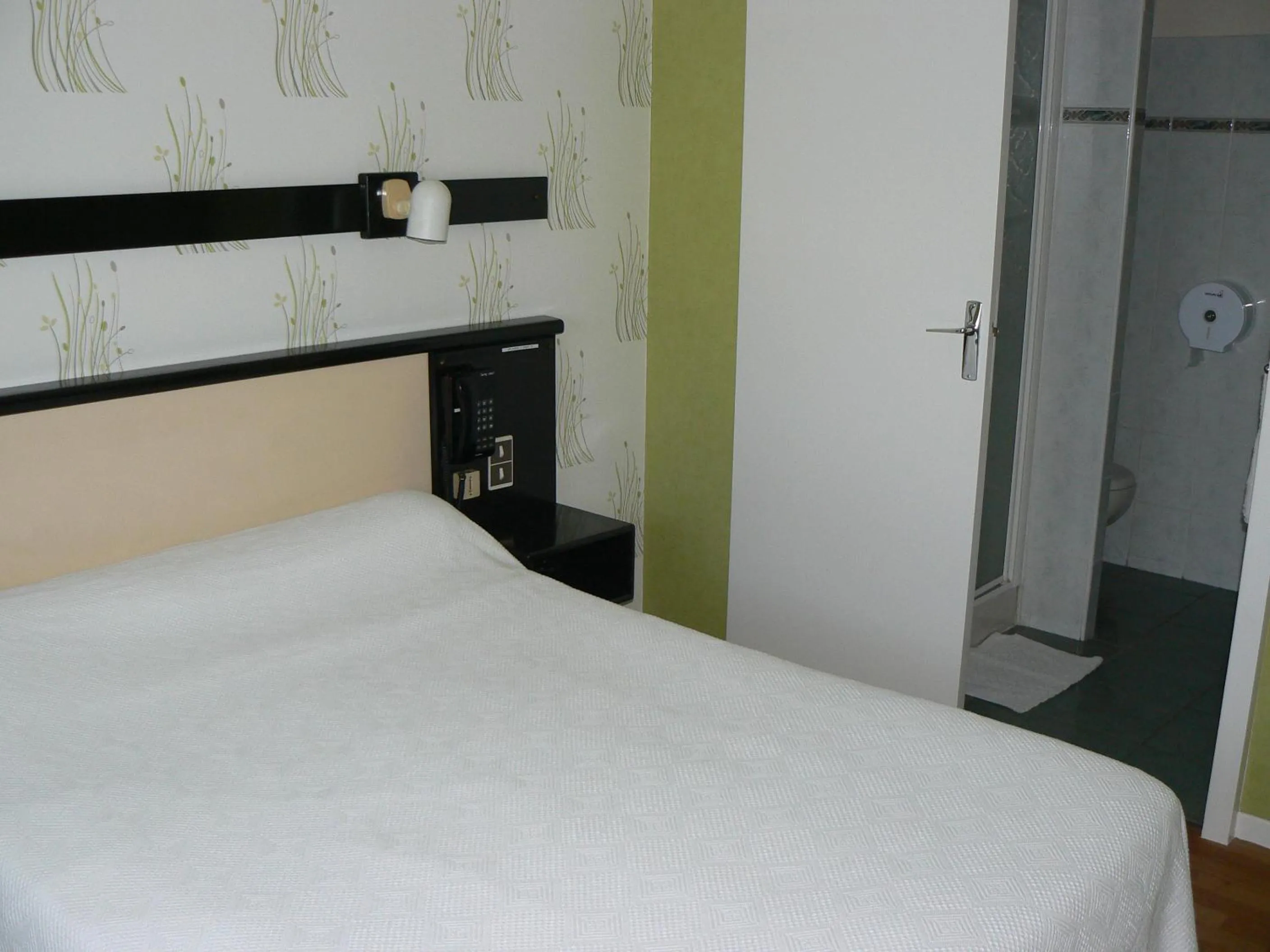 Photo of the whole room, Bed in Hotel Restaurant Le Bourgneuf