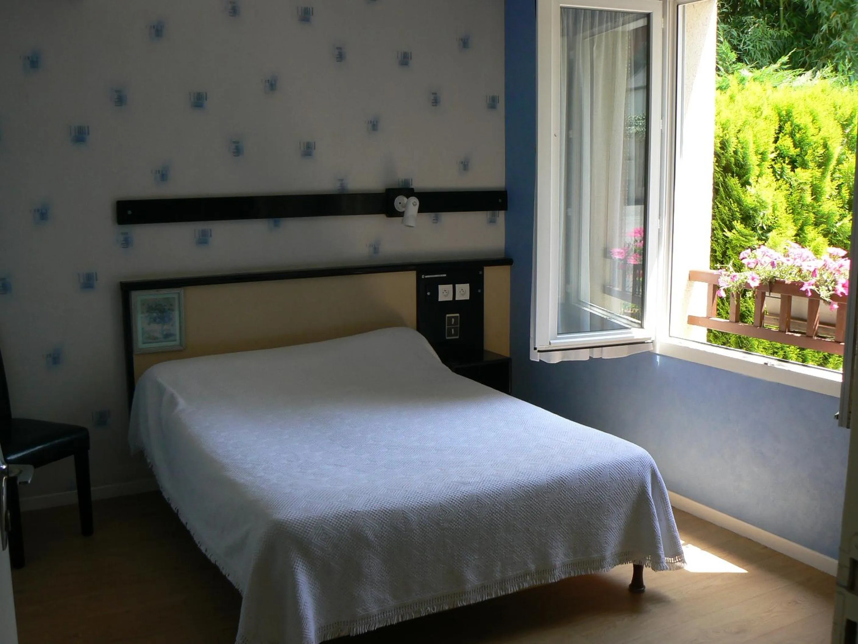 Bed in Hotel Restaurant Le Bourgneuf