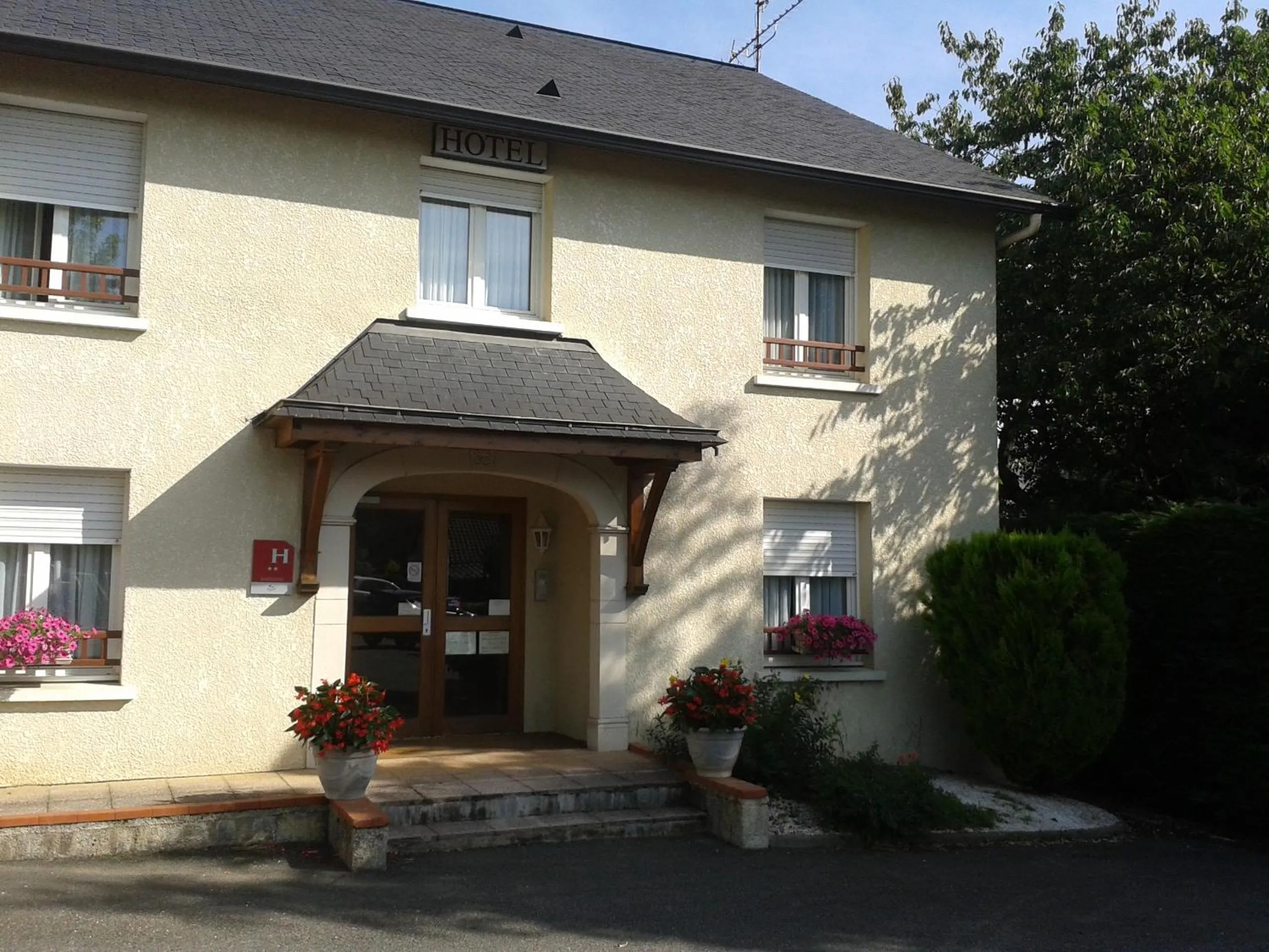 Property building in Hotel Restaurant Le Bourgneuf