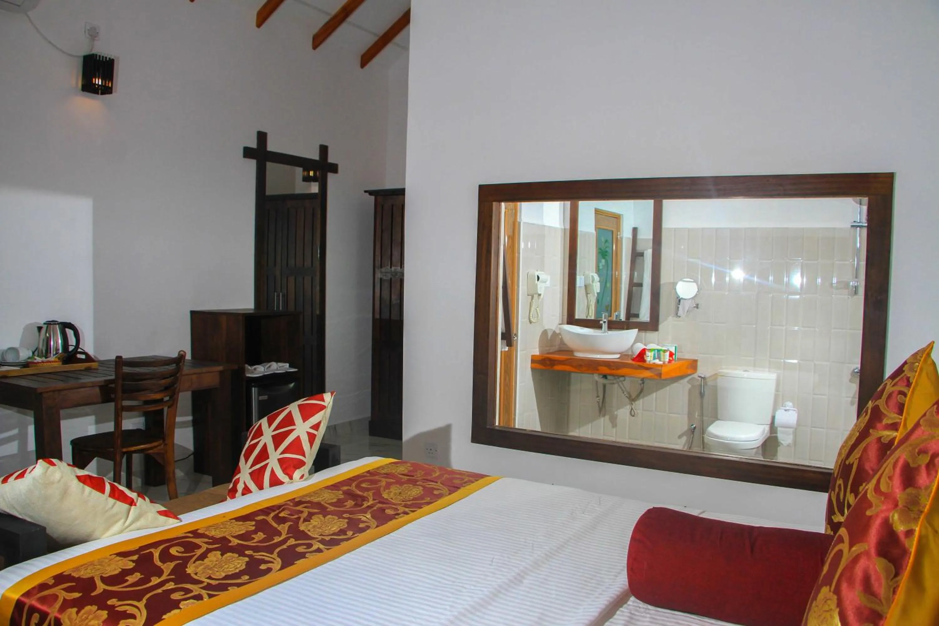Communal lounge/ TV room, Bed in Palmyra Nature Resort Sigiriya