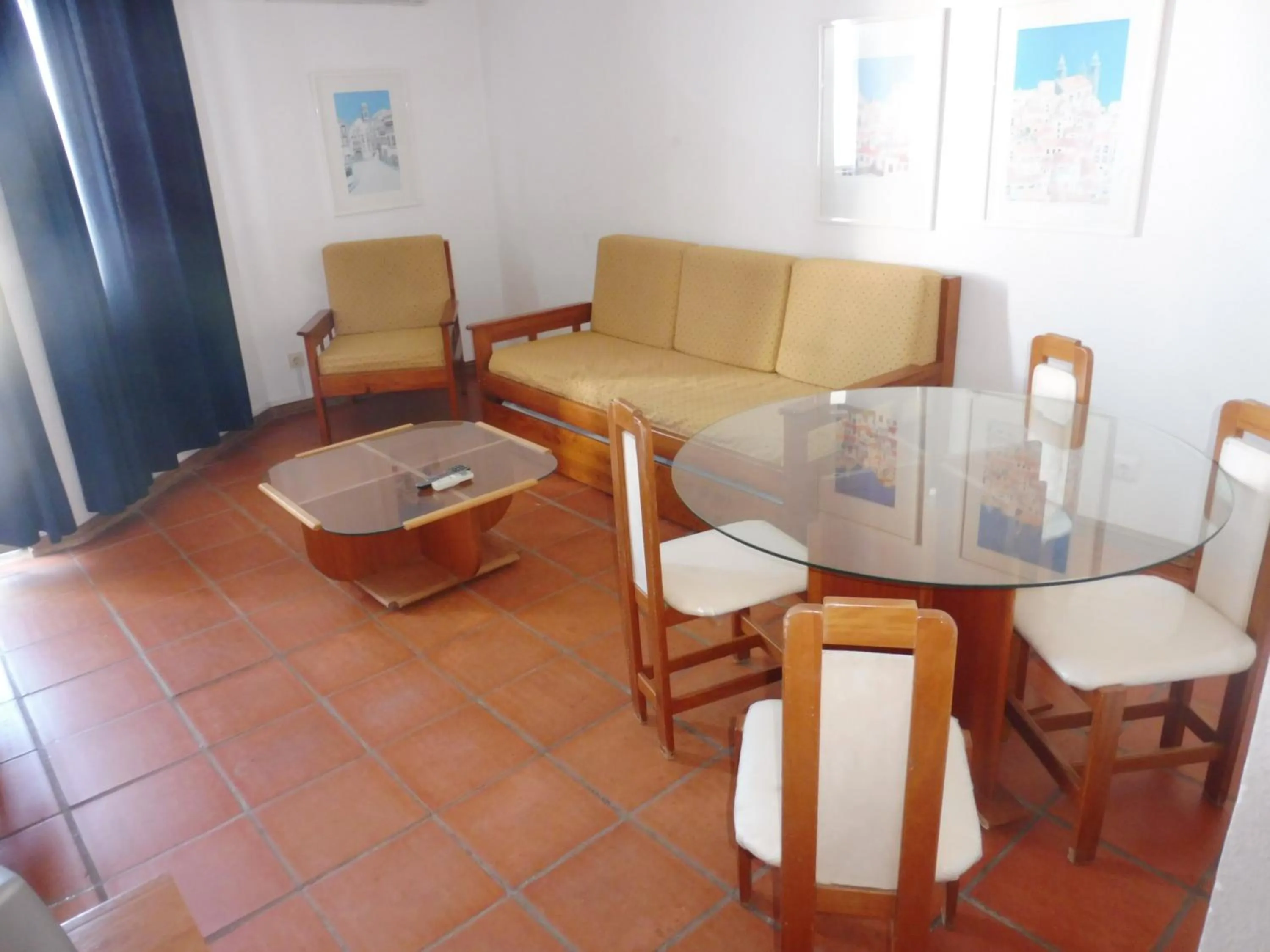 Living room in Algardia Marina Parque by Garvetur