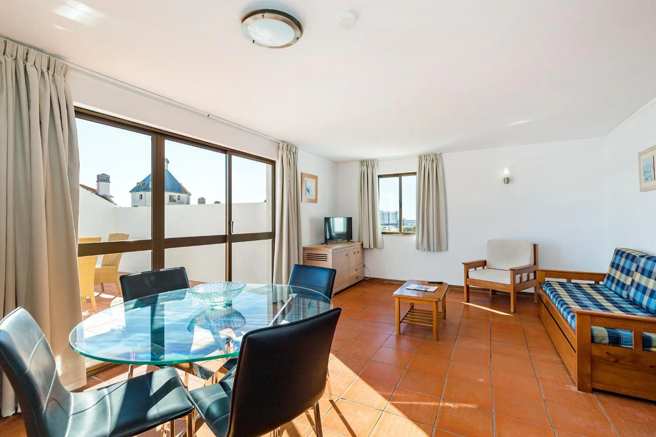 Living room in Algardia Marina Parque by Garvetur