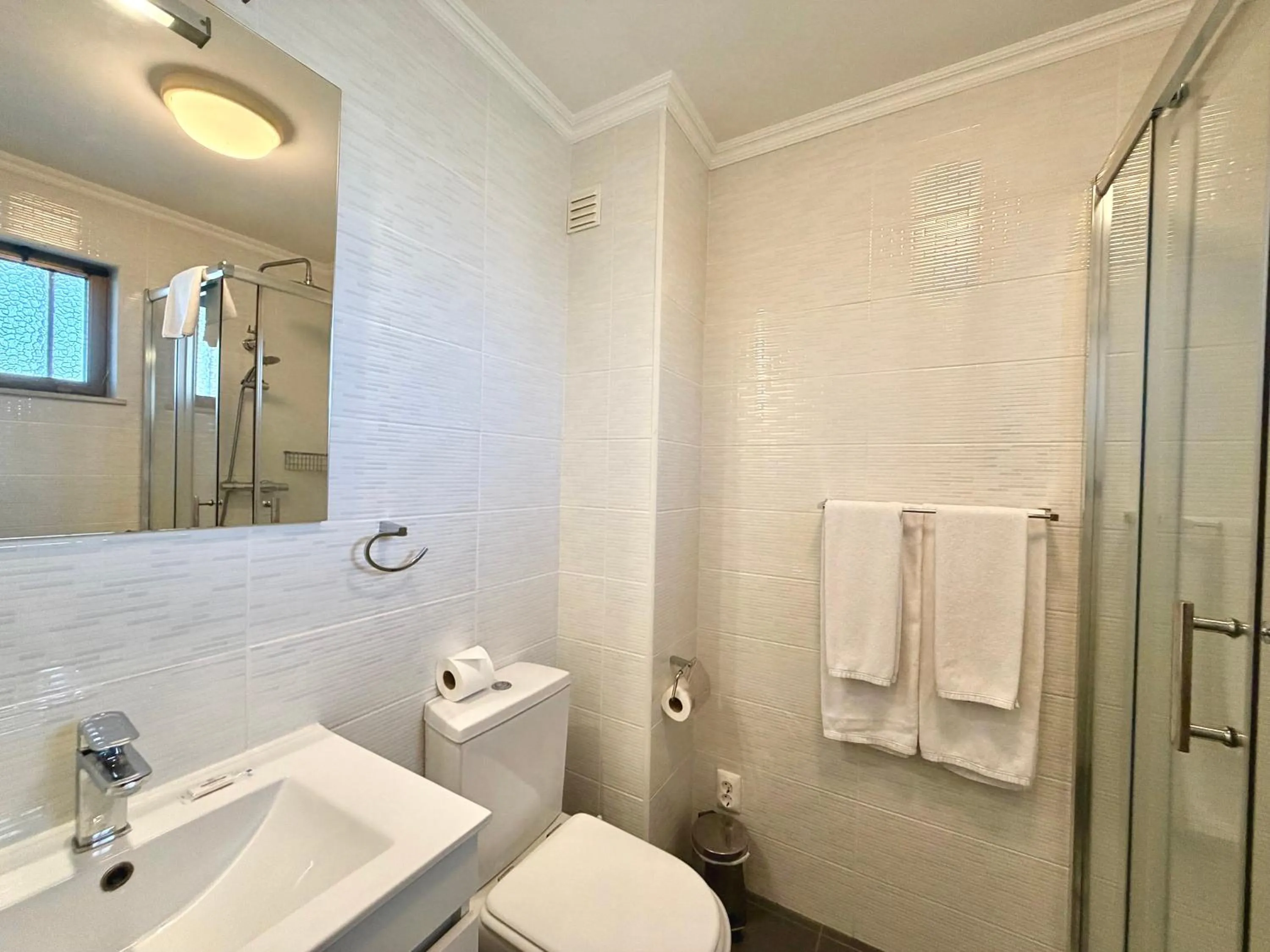 Bathroom in Algardia Marina Parque by Garvetur