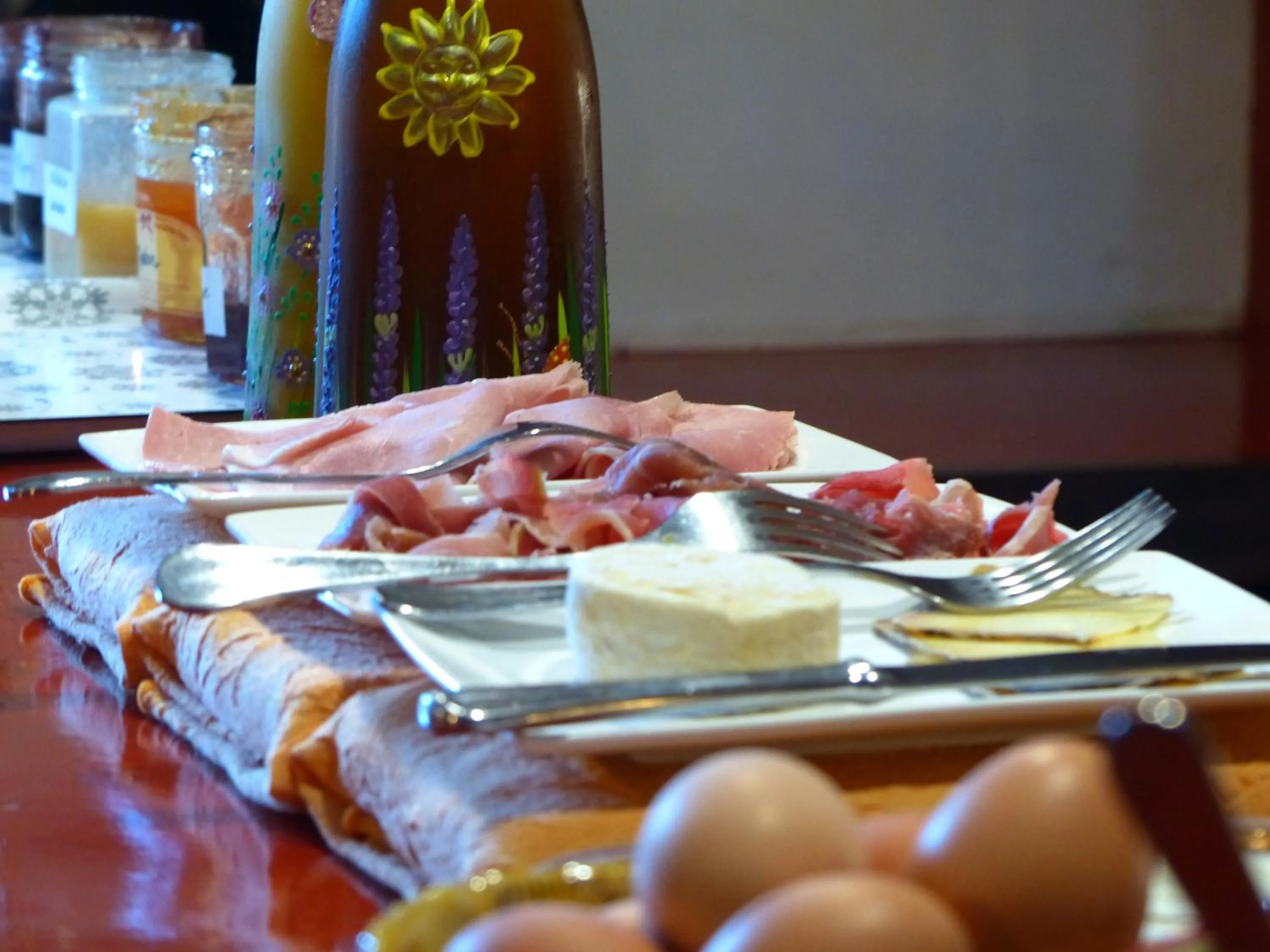 Buffet breakfast in La Ferme du petit Ségriès Bed and Breakfast