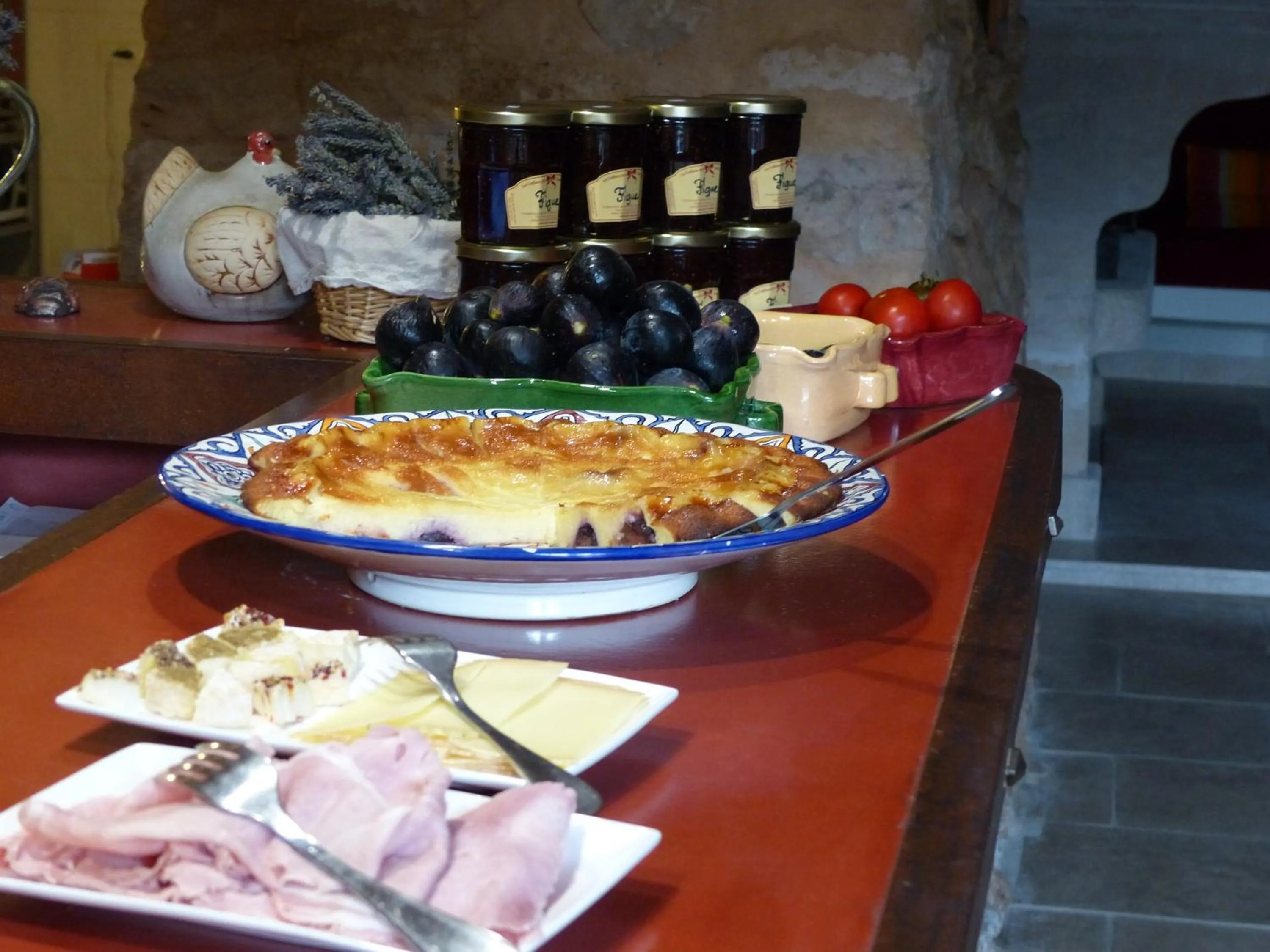 Buffet breakfast in La Ferme du petit Ségriès Bed and Breakfast