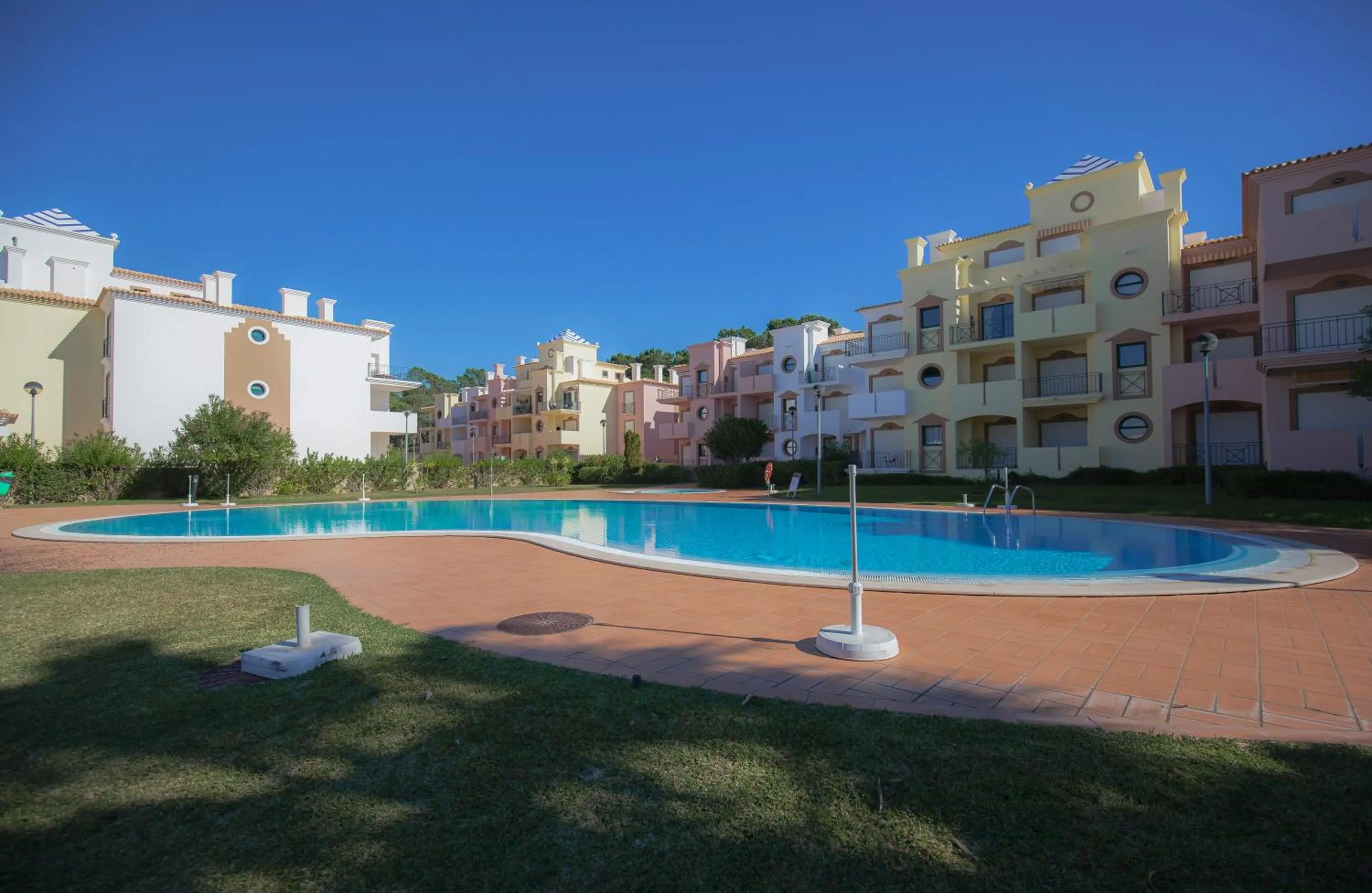 Swimming Pool in Eden Vilage by Garvetur
