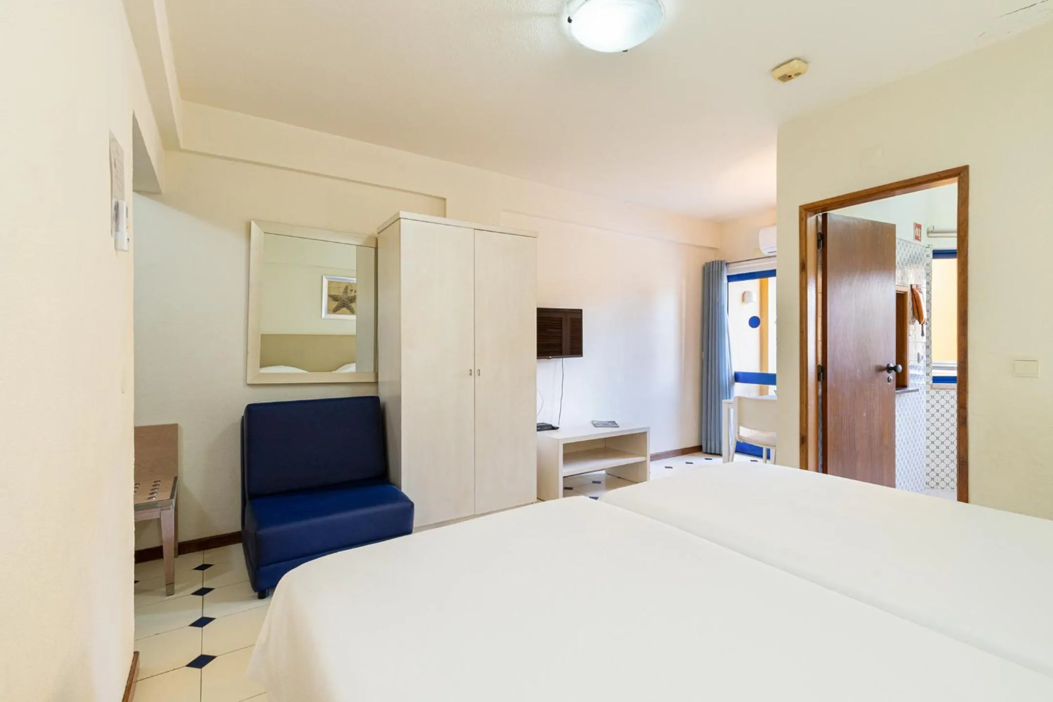 Living room, Bed in Rio by Garvetur