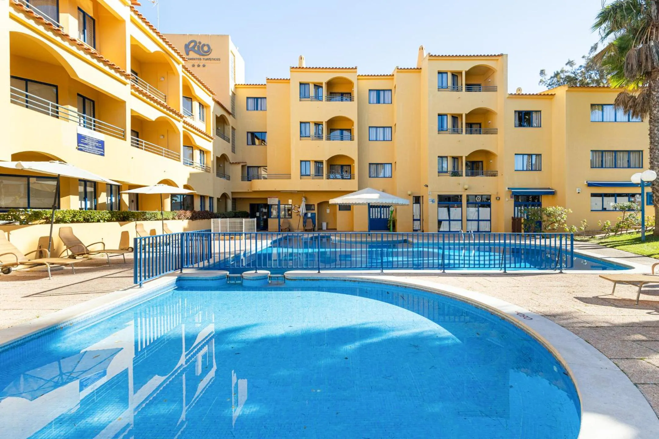 Pool view in Rio by Garvetur