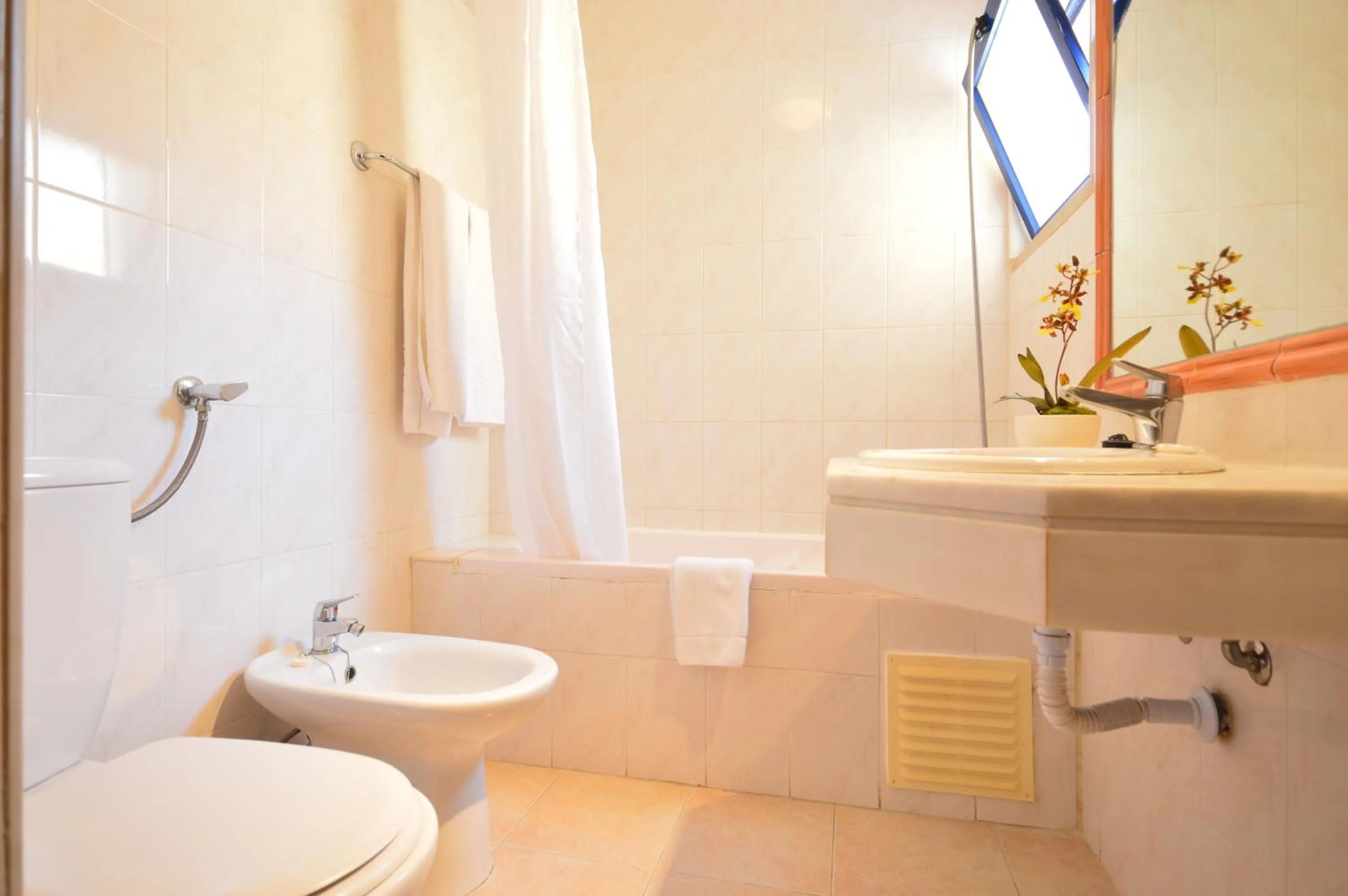 Toilet in Rio by Garvetur