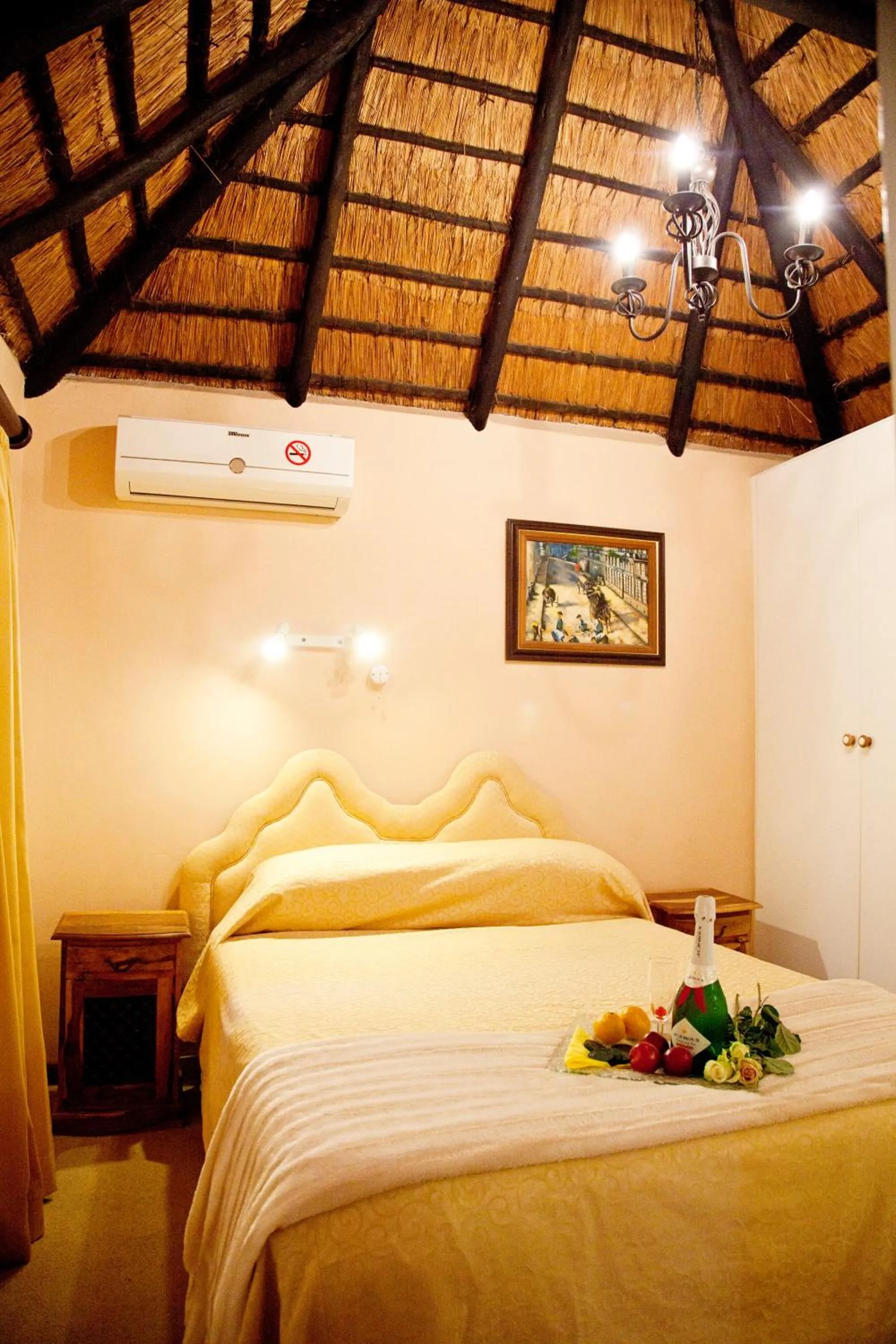 Bedroom, Bed in Lalapanzi Hotel & Conference Centre