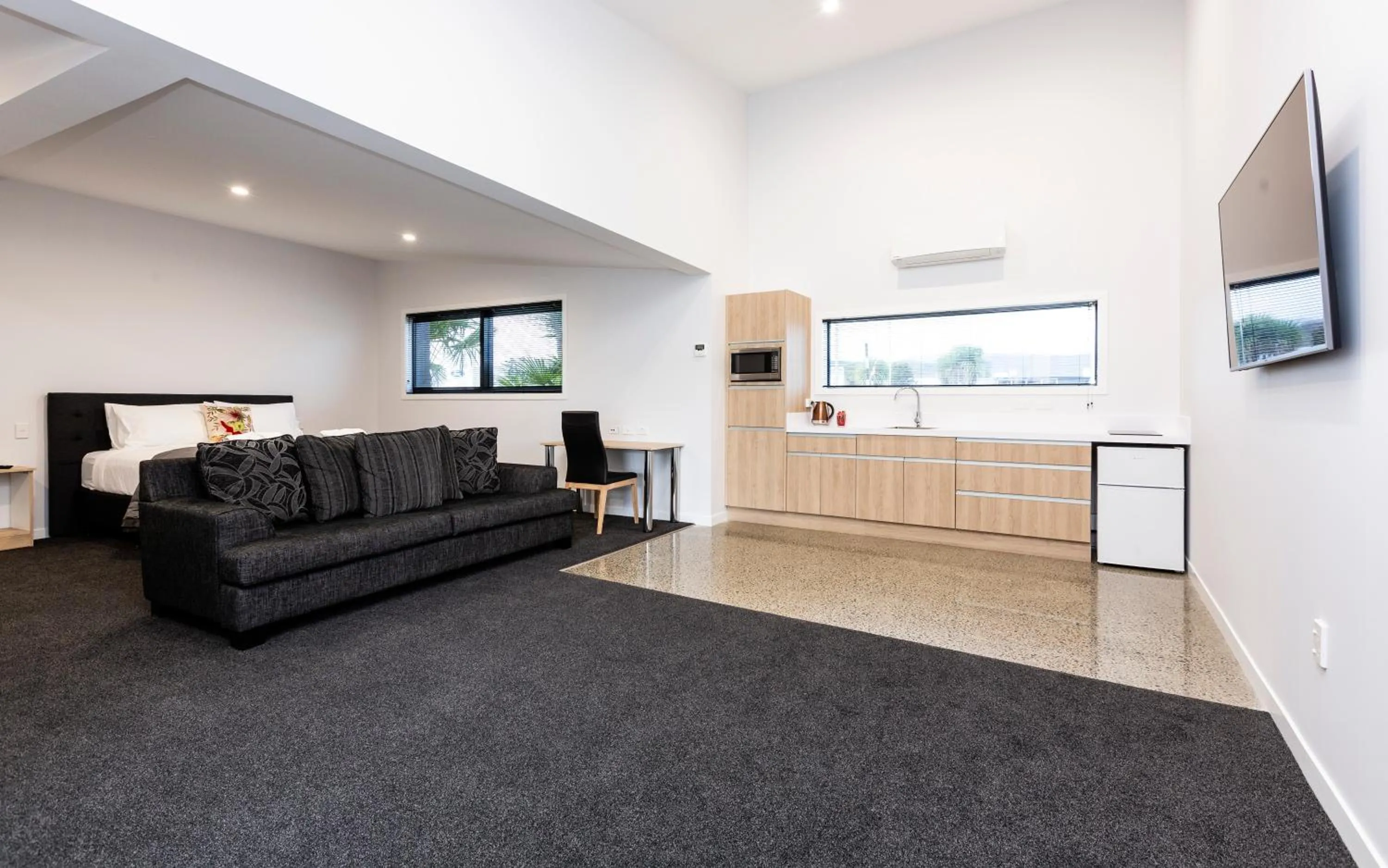 TV and multimedia in Zachary's Motel