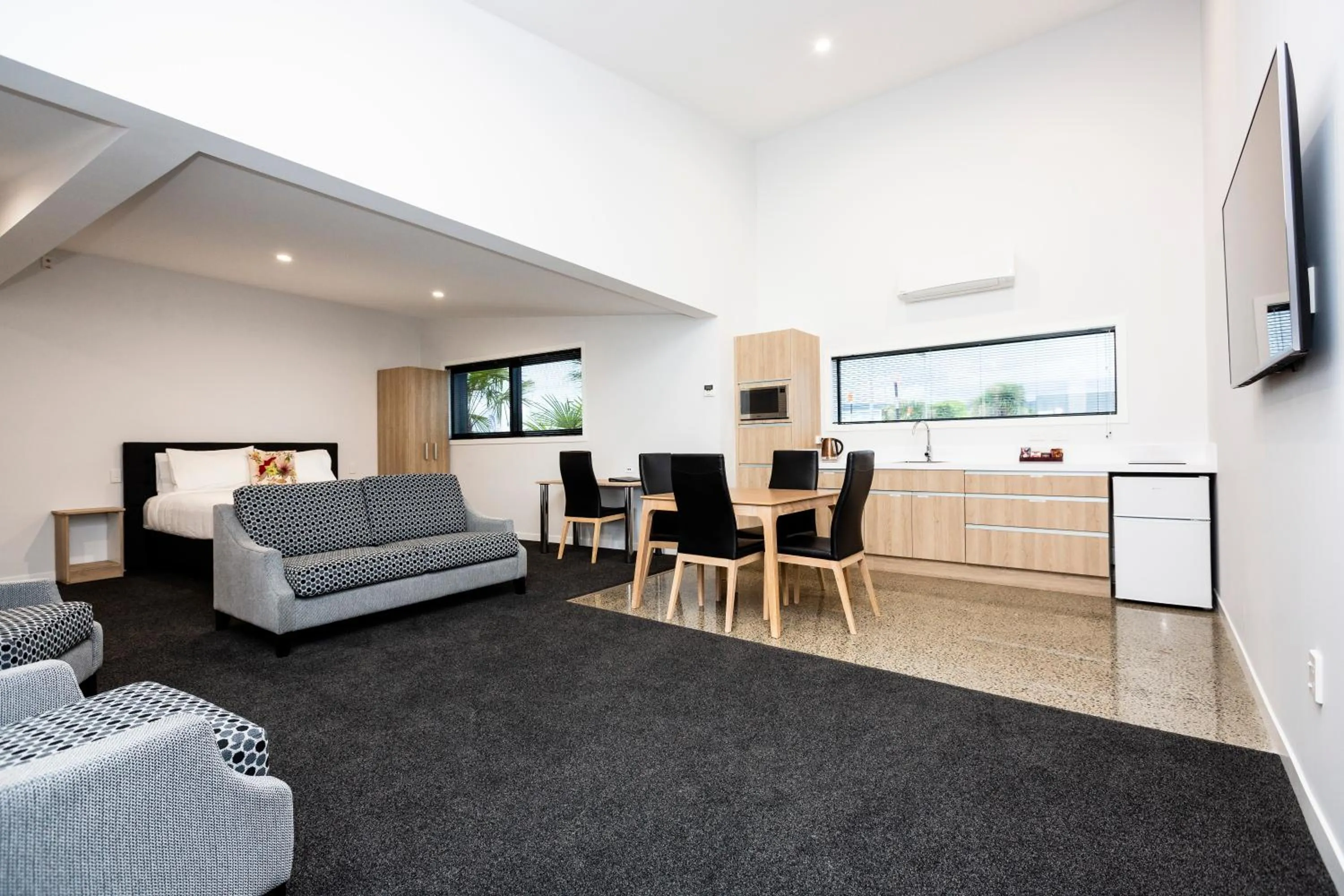 TV and multimedia in Zachary's Motel