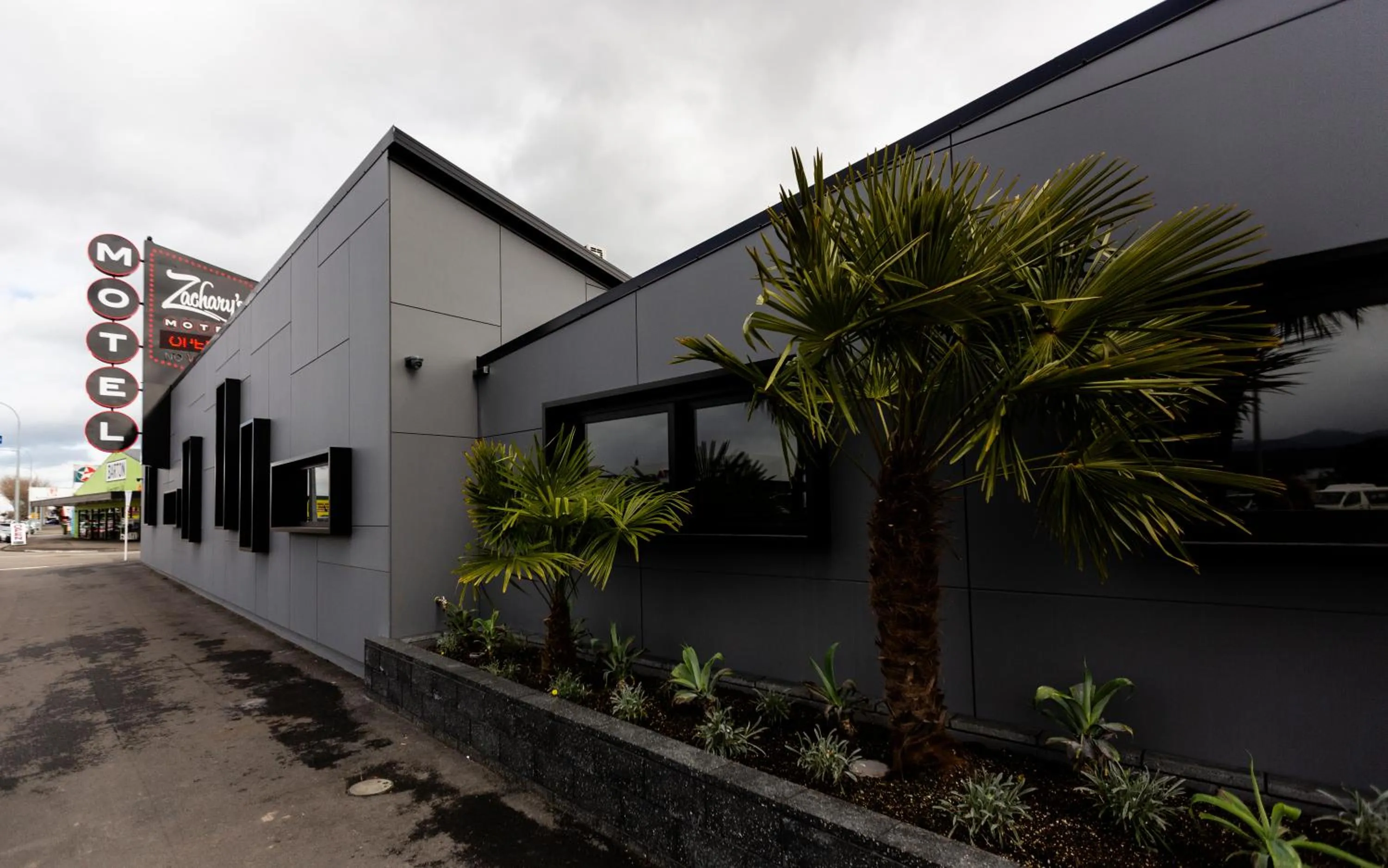 Garden in Zachary's Motel