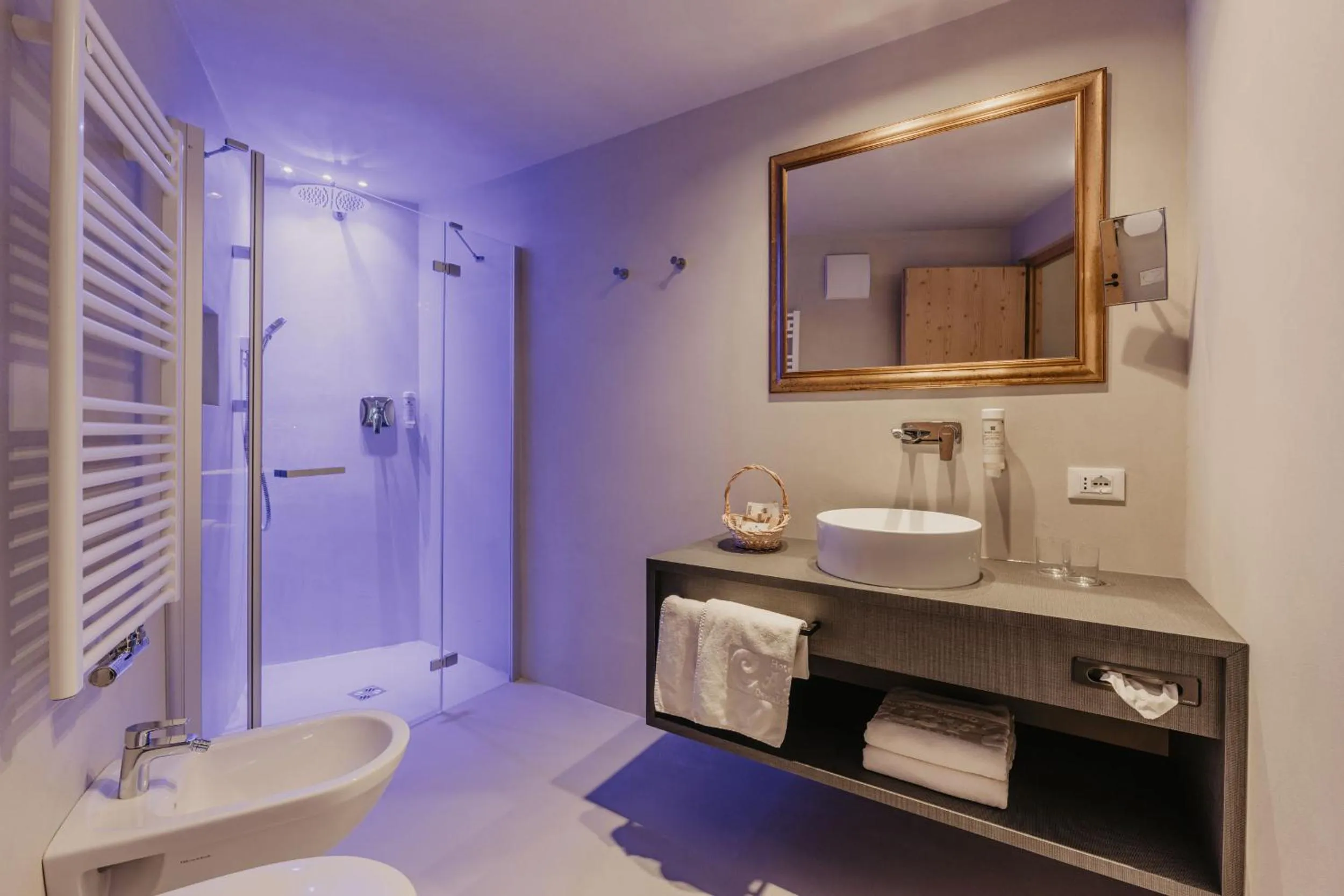 Bathroom in Hotel Castel Oswald von Wolkenstein