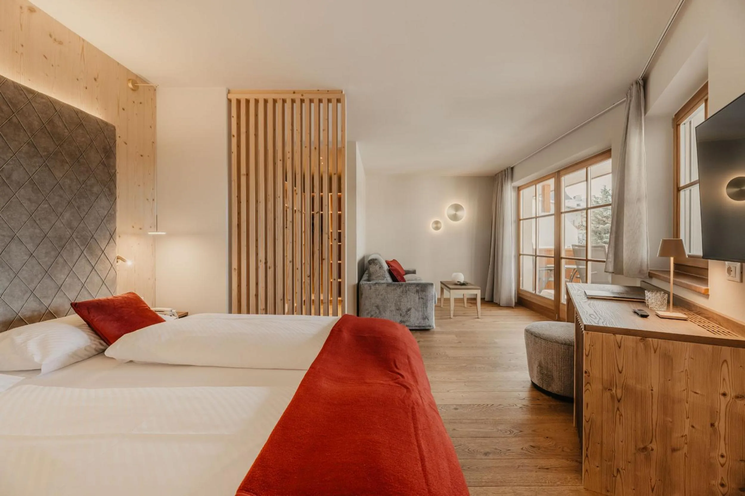 Living room, Bed in Hotel Castel Oswald von Wolkenstein