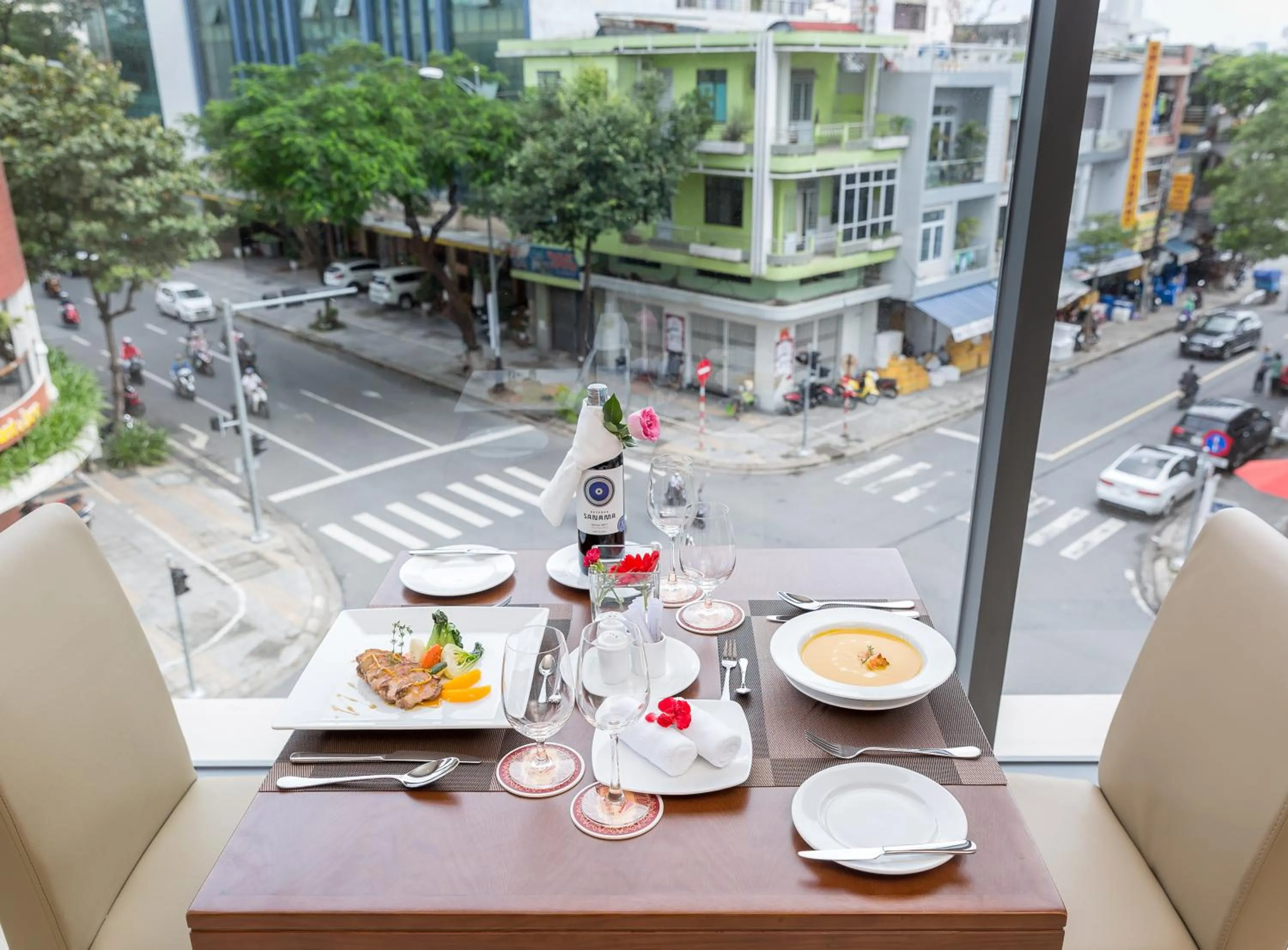 Restaurant/places to eat in Val Soleil Hotel