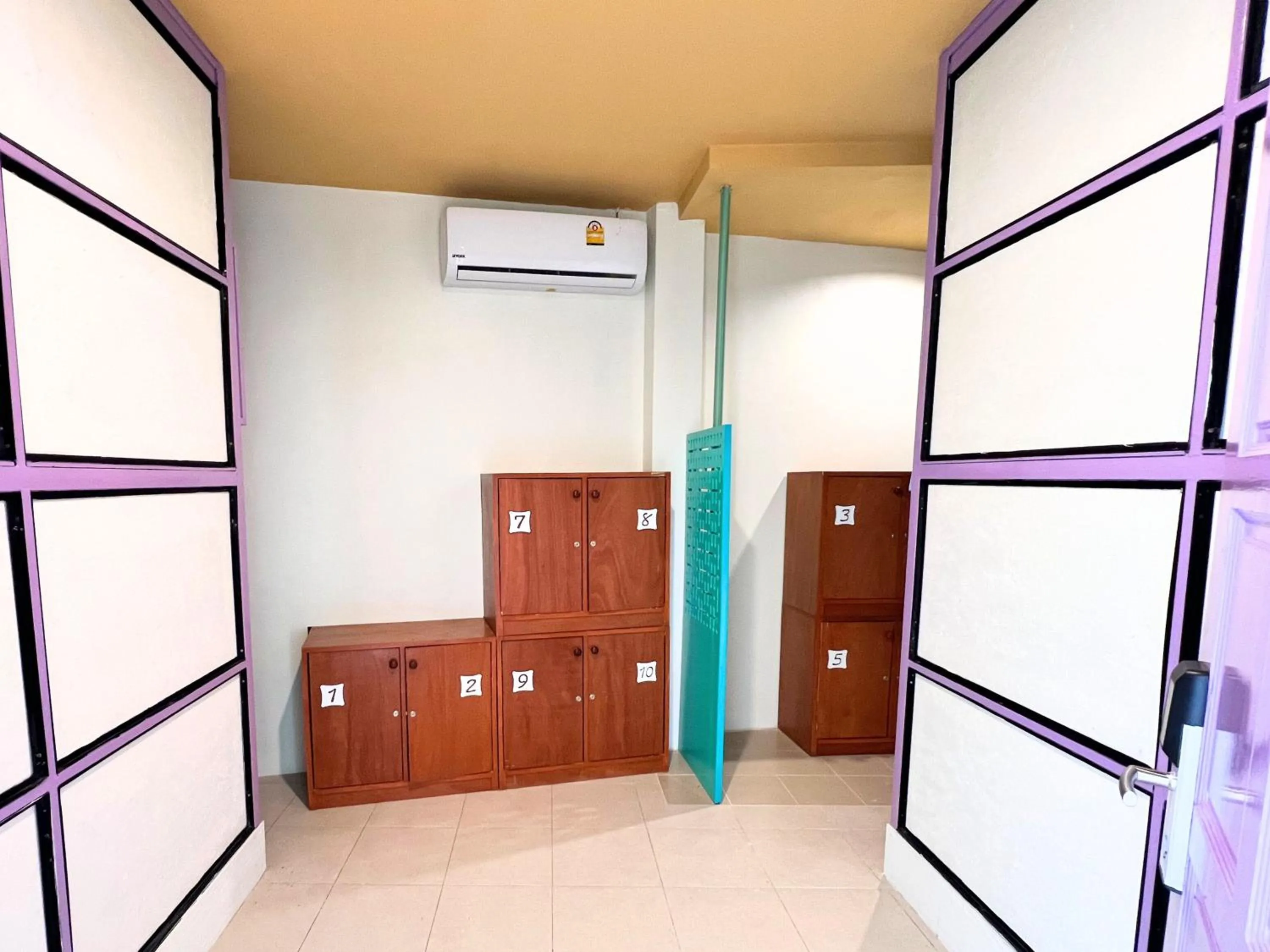 microwave in Sleepy Station Hostel