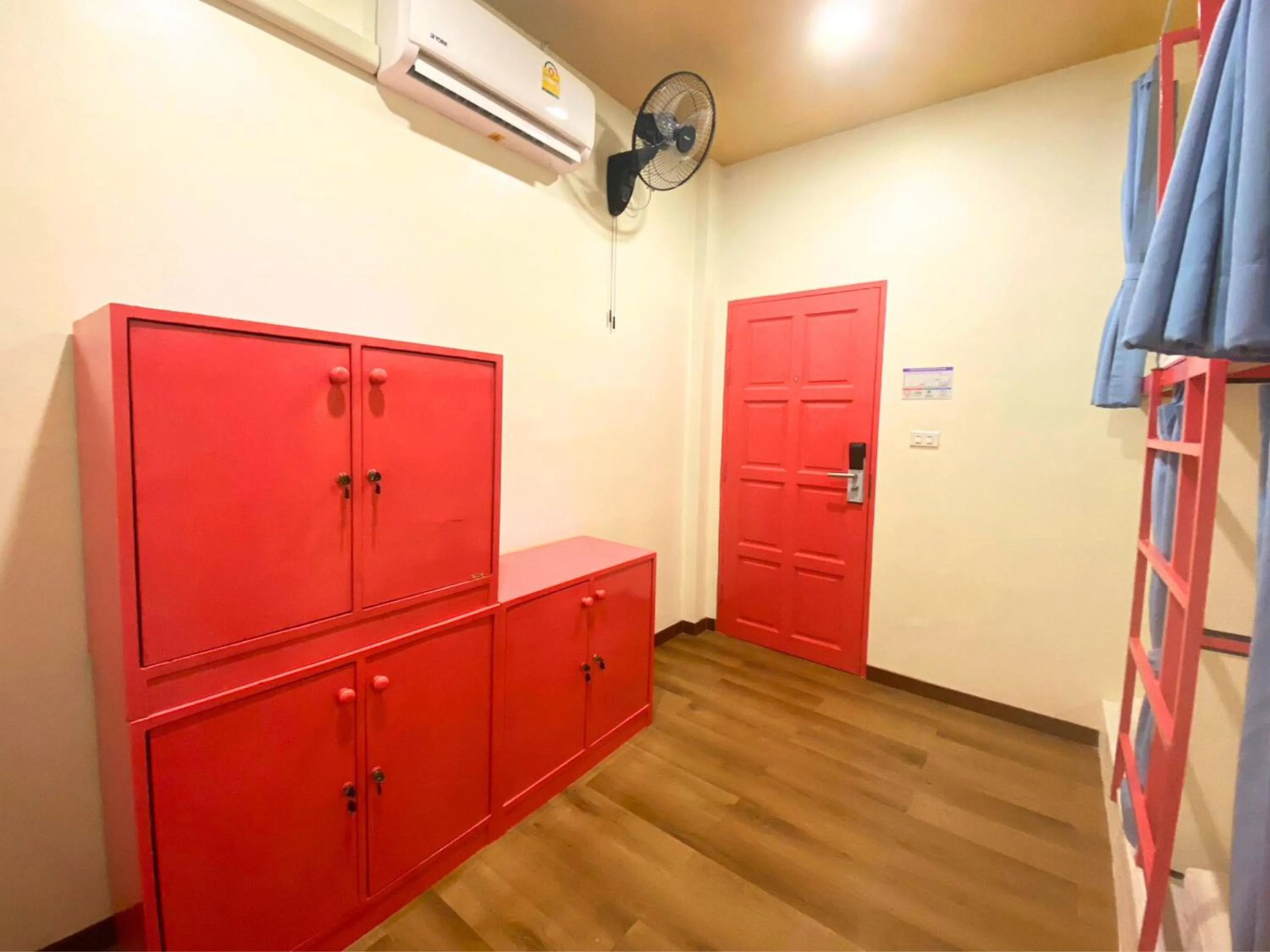 microwave in Sleepy Station Hostel