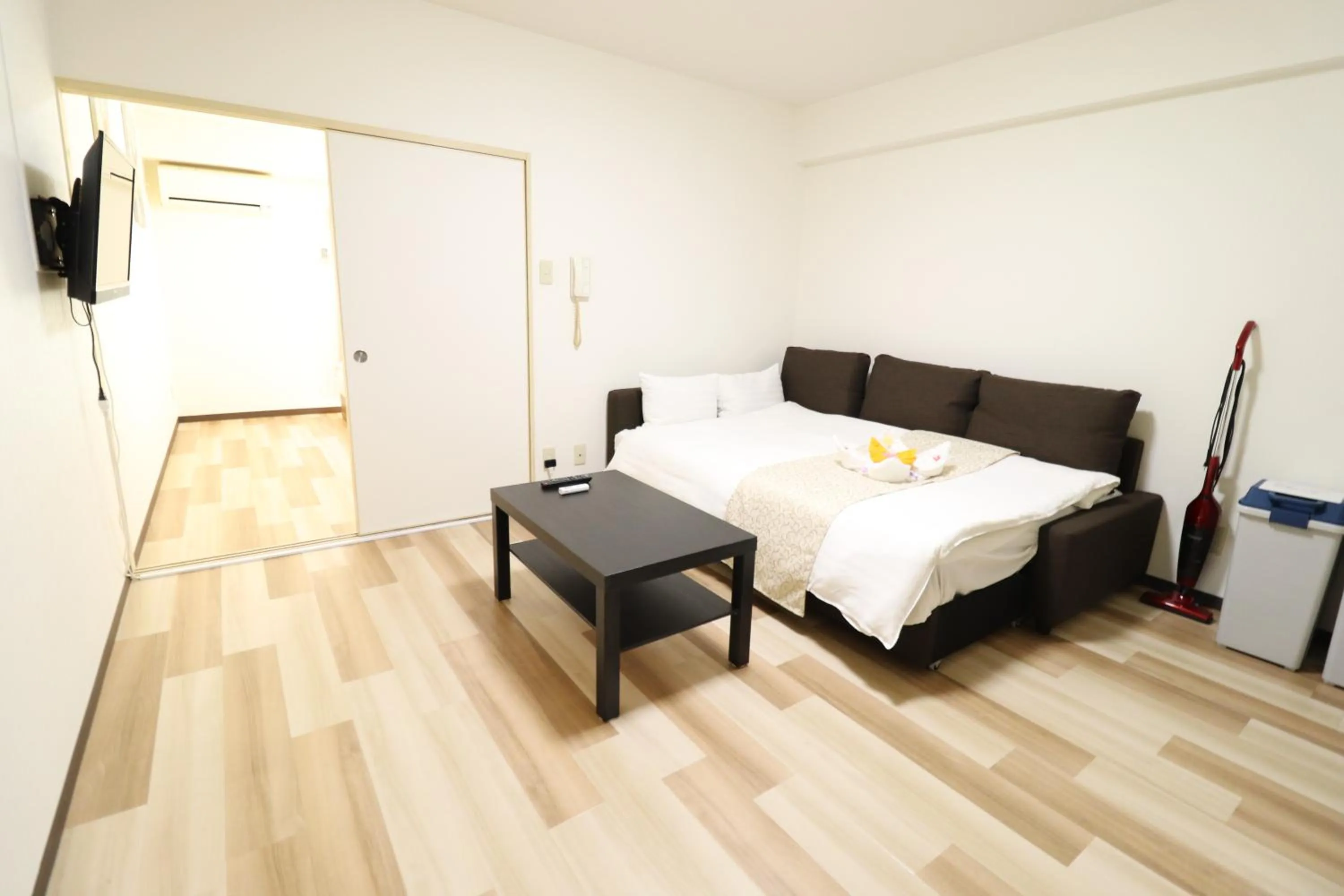 Living room, Bed in Court Saiwaicho