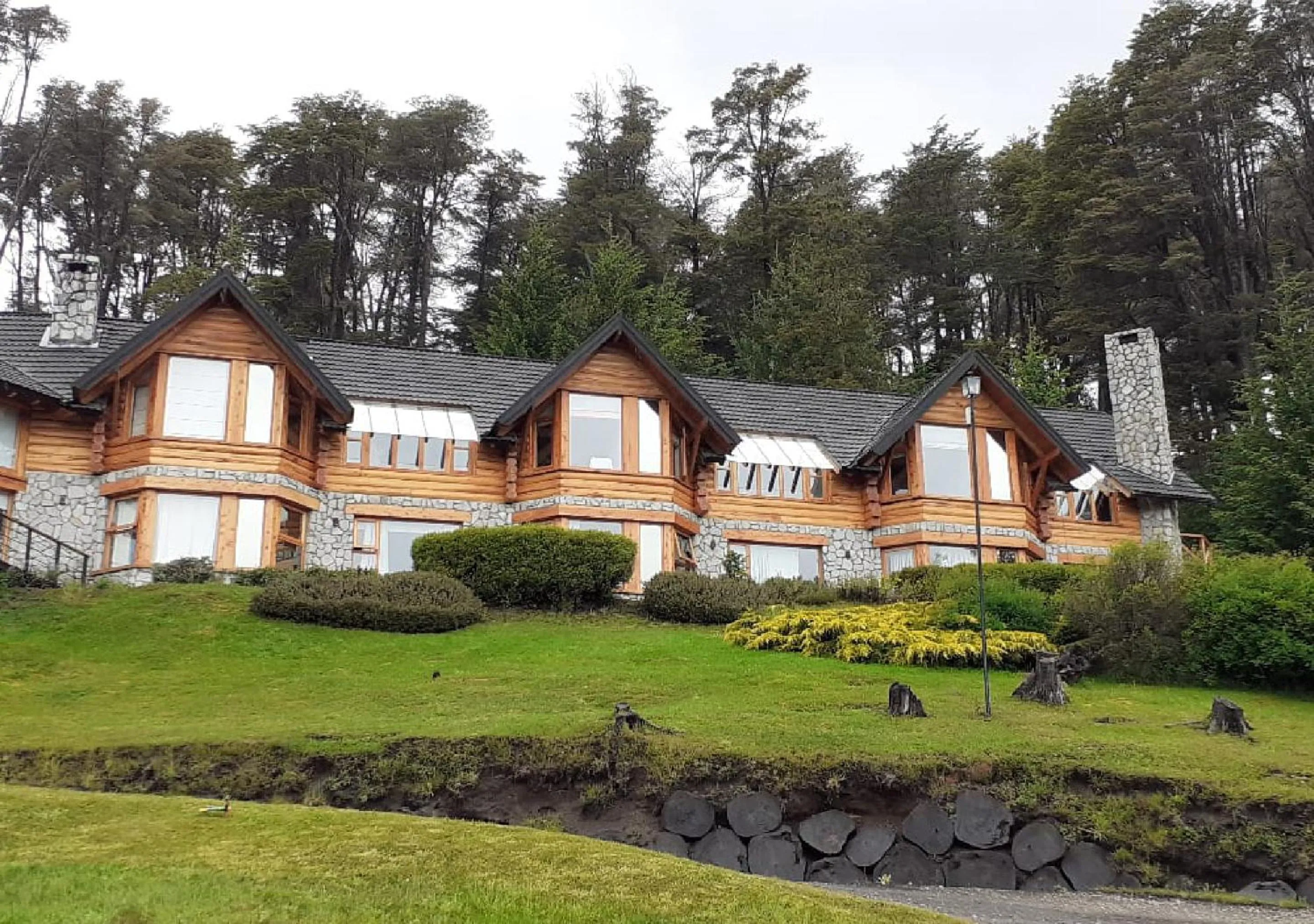 Facade/entrance in El Bosque by DOT Tradition