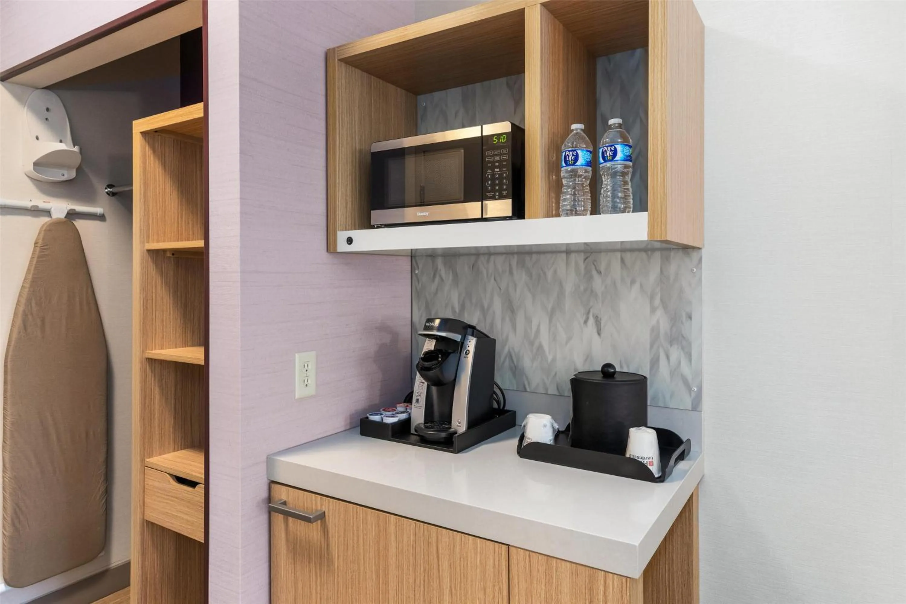 Photo of the whole room in Hilton Garden Inn Auburn