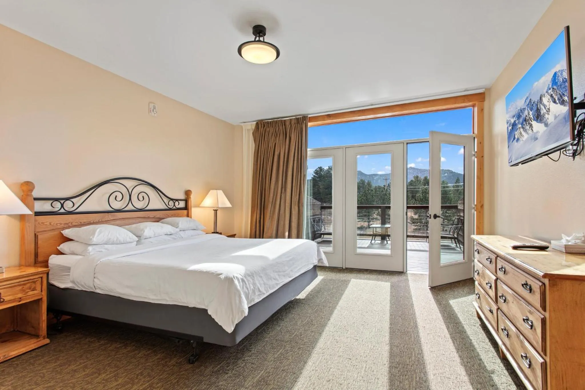 Bed in Coyote Mountain Lodge