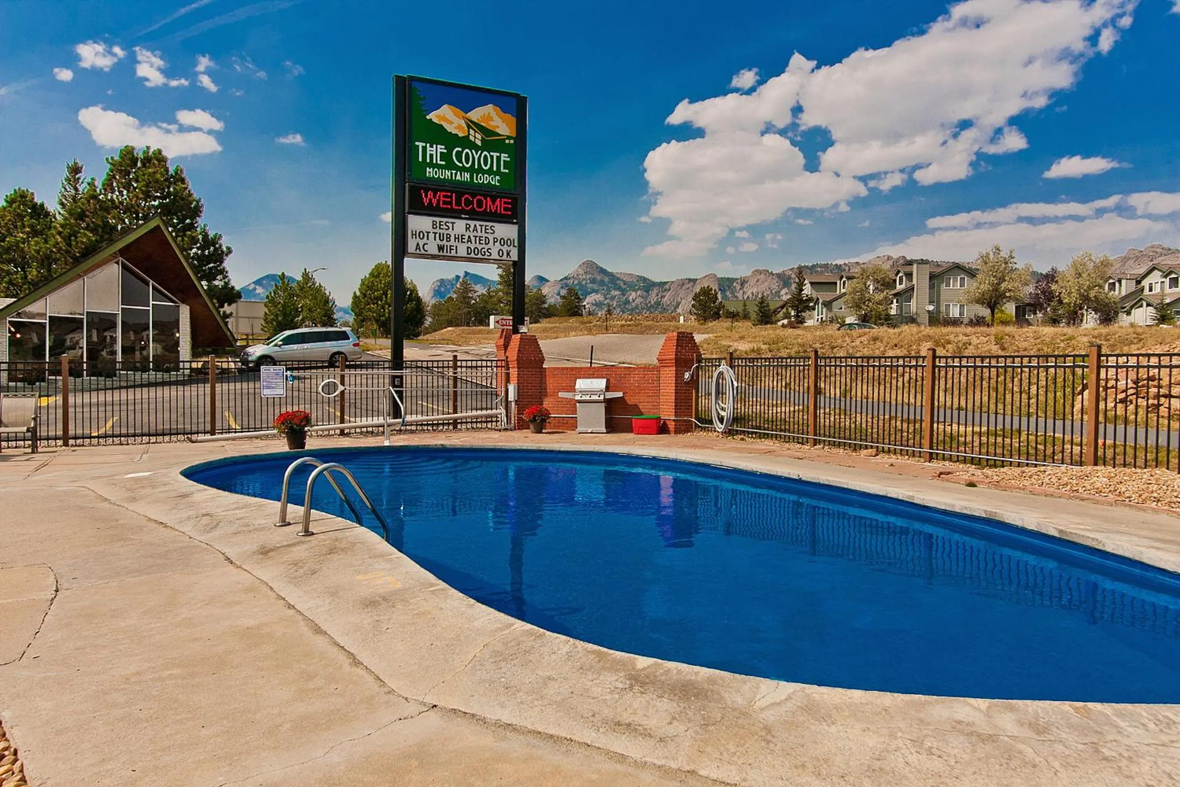 Swimming pool in Coyote Mountain Lodge