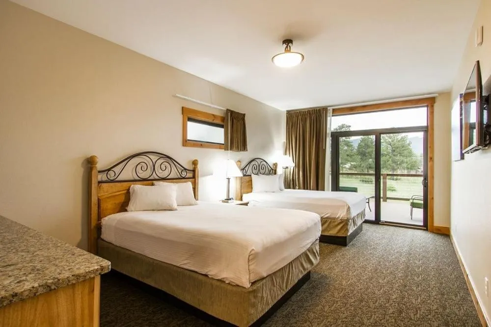 Photo of the whole room, Bed in Coyote Mountain Lodge