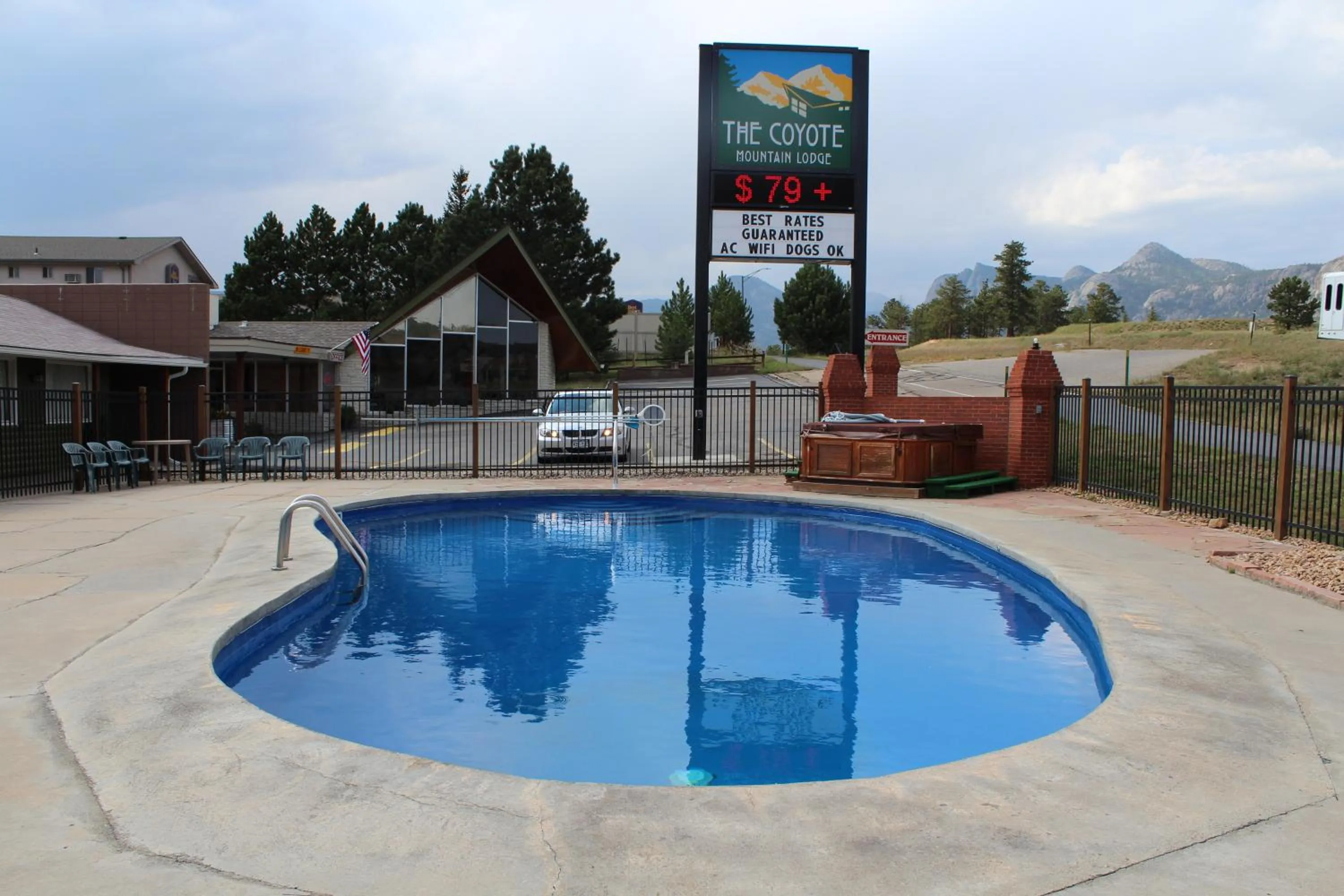 Swimming pool in Coyote Mountain Lodge