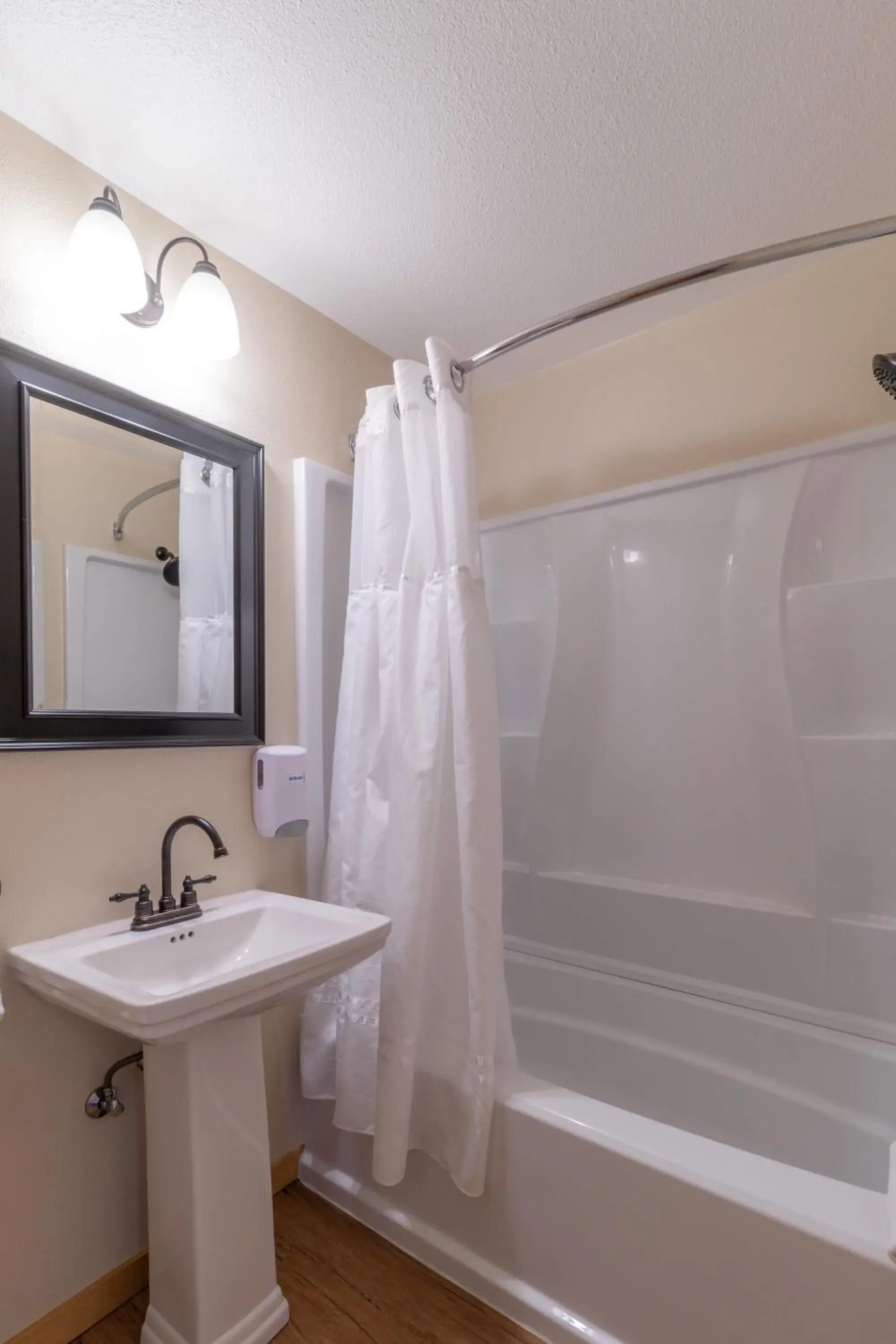 Coyote King in Coyote Mountain Lodge Coyote King in Coyote Mountain Lodge