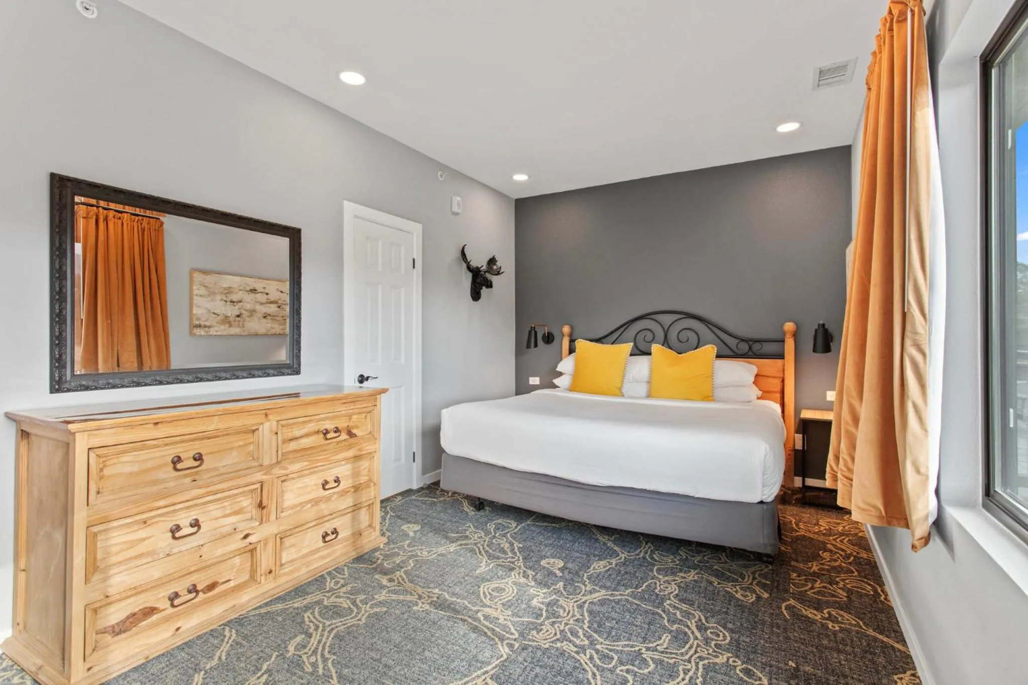 Bed in Coyote Mountain Lodge