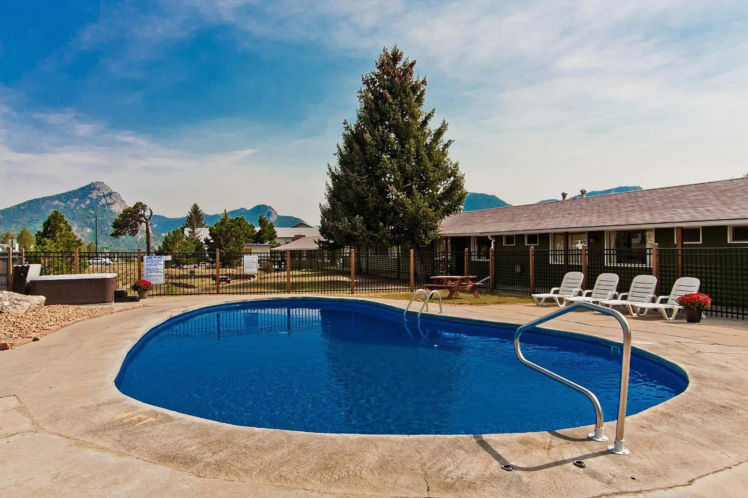 Swimming pool in Coyote Mountain Lodge