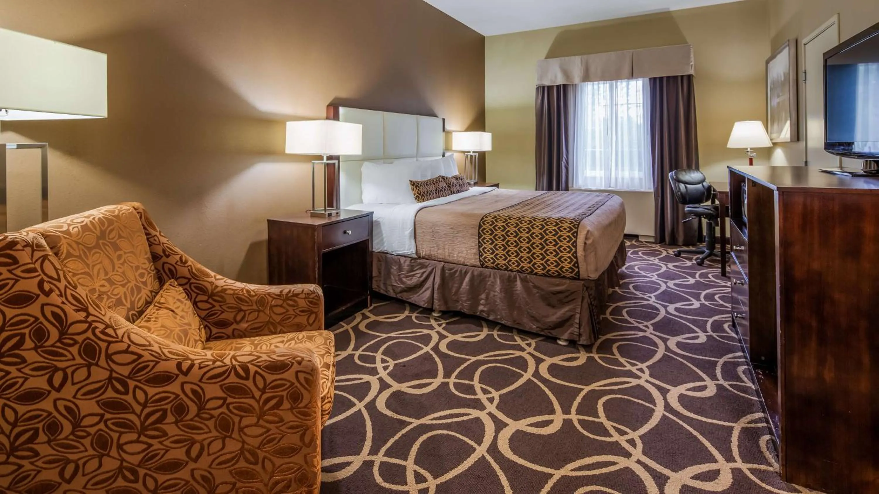 Photo of the whole room, Bed in Best Western Plus Pioneer Park Inn