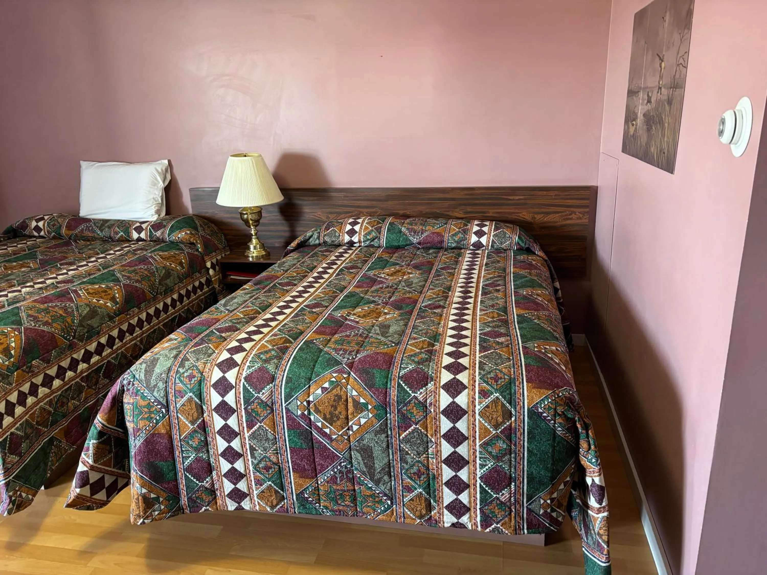 Bed in Viking Lamplighter Motel