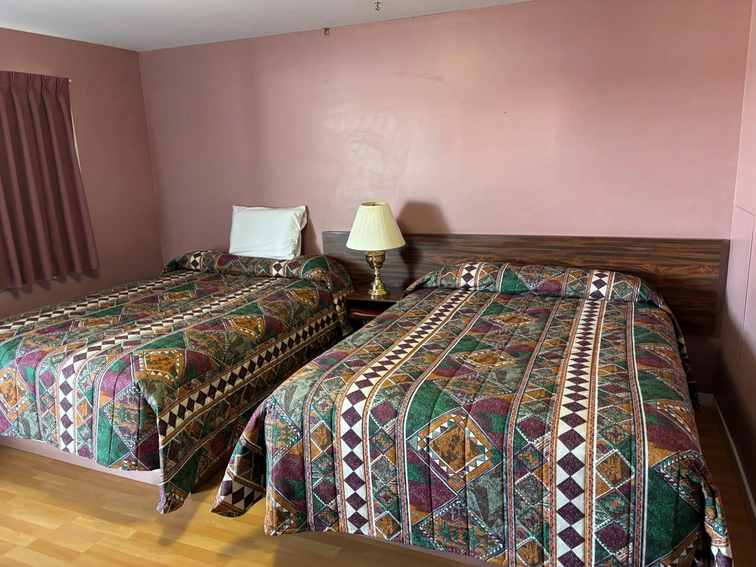 Bed in Viking Lamplighter Motel