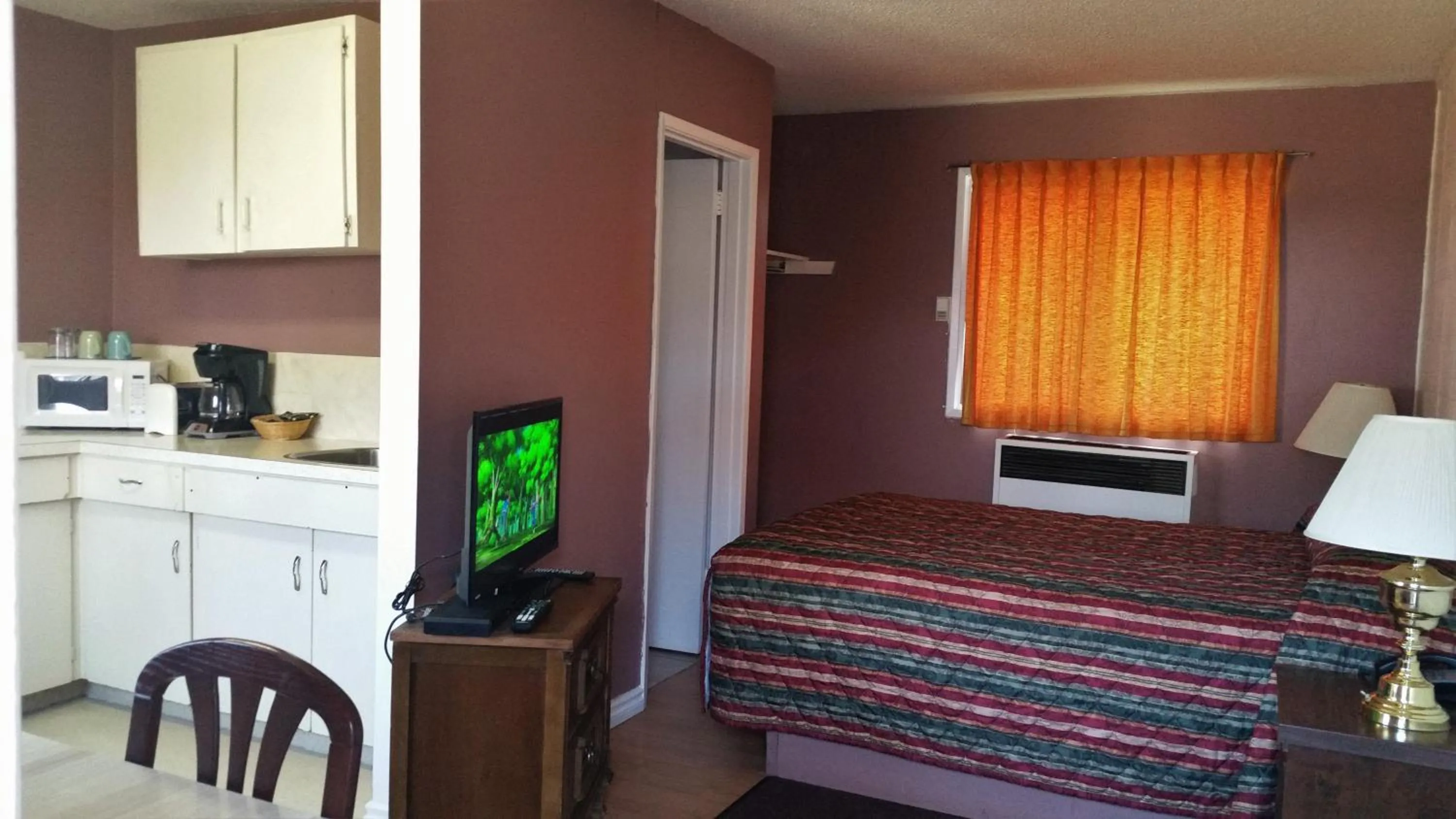 Photo of the whole room in Viking Lamplighter Motel