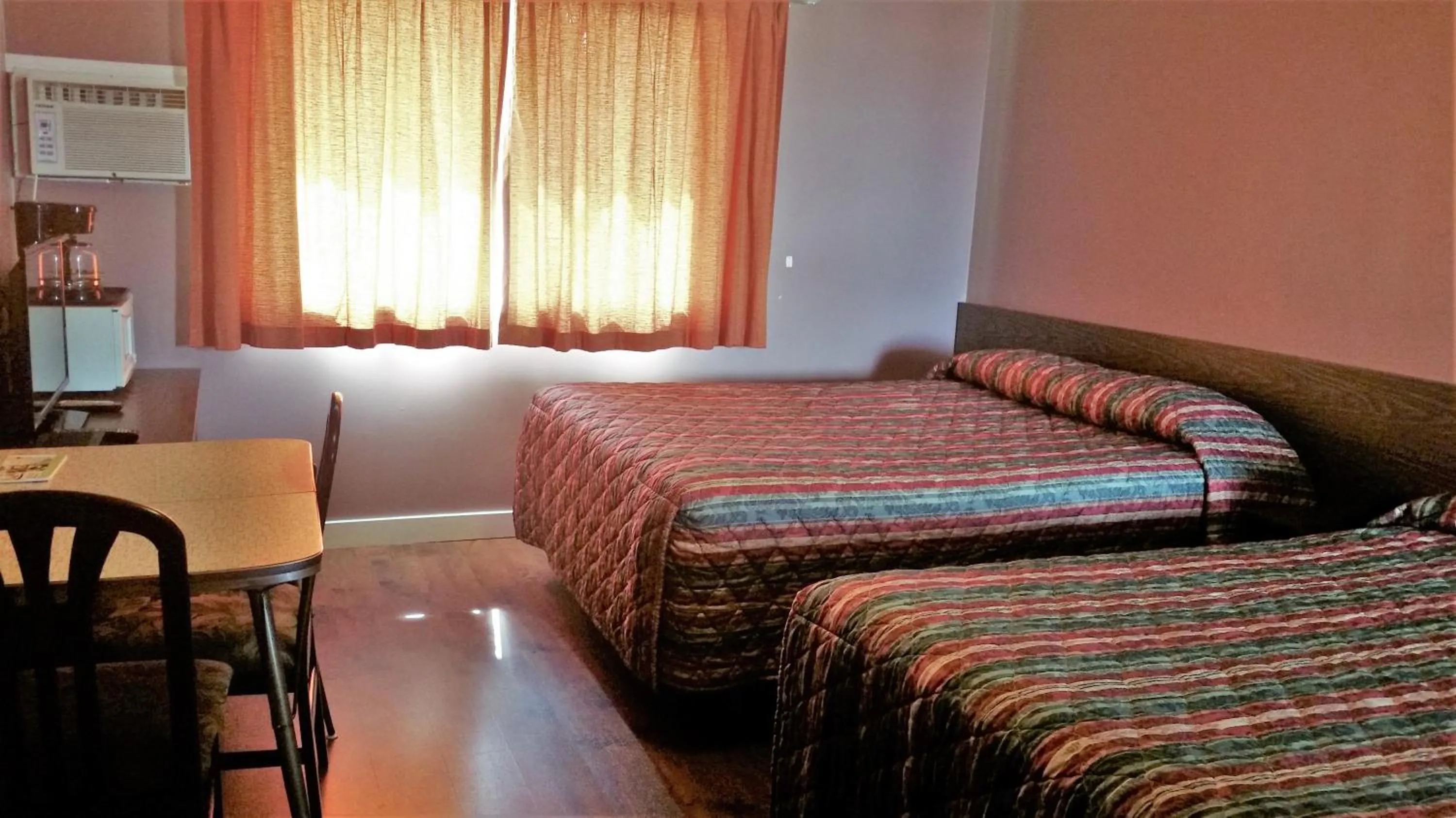 Bedroom, Bed in Viking Lamplighter Motel