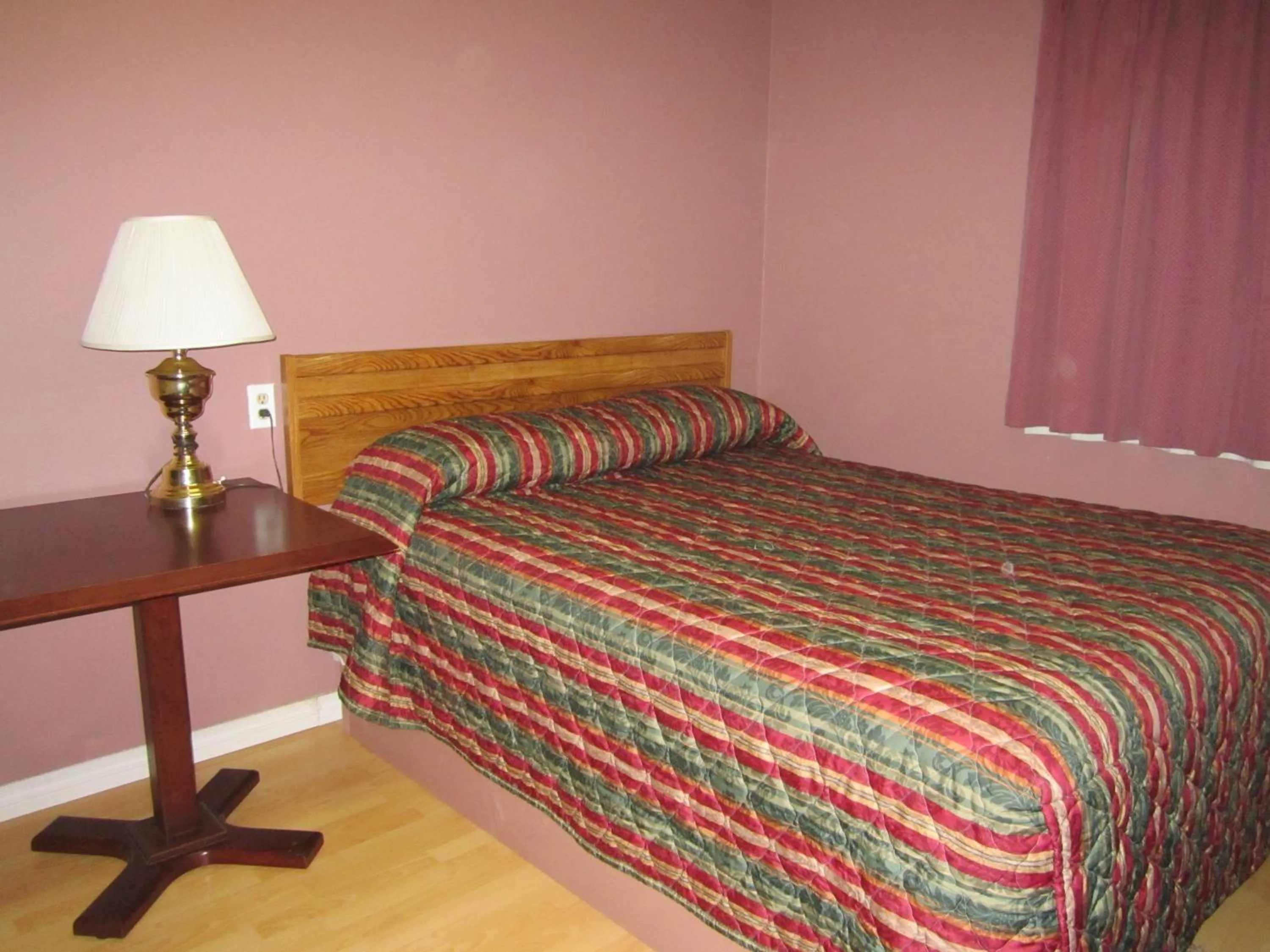 Bed in Viking Lamplighter Motel