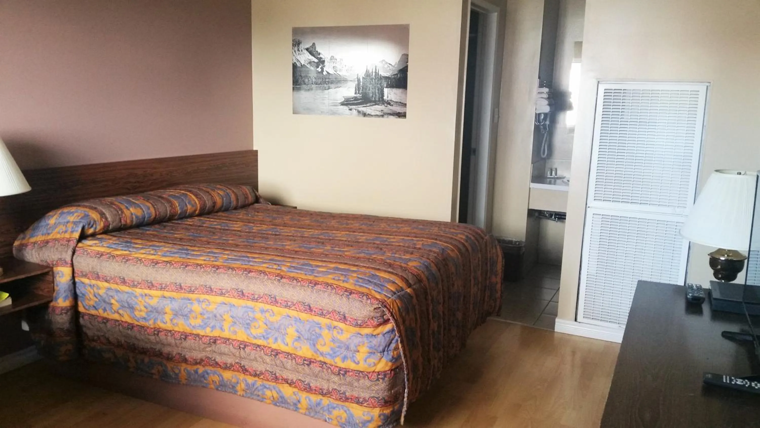 Photo of the whole room, Bed in Viking Lamplighter Motel